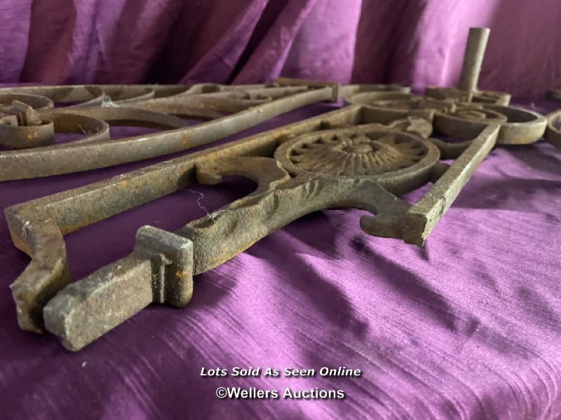 THREE HEAVY CAST IRON BALUSTRADE SUPPORTS, HEIGHT 85CM - Image 4 of 5