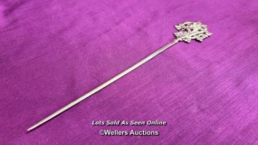 HALLMARKED SILVER ORNATE HAT PIN, LENGTH 23CM, WEIGHT 32GMS