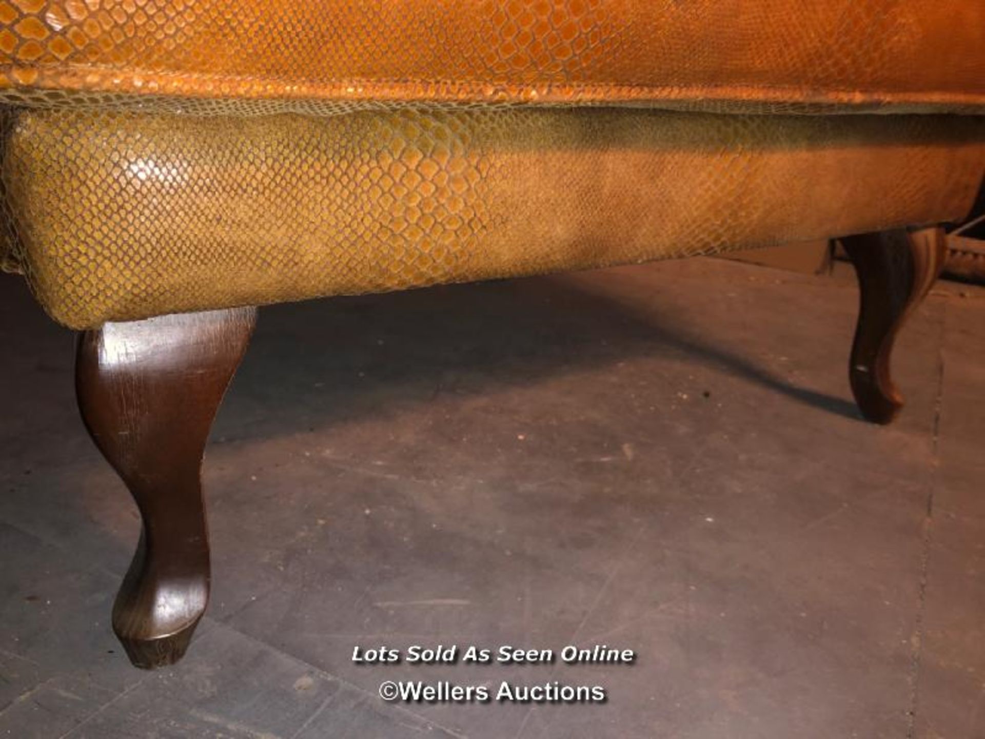 20TH CENTURY FAUX SNAKE SKIN LEATHER WING BACK CHAIR, CABRIOLE LEG, 74 X 65 X 110CM - Bild 3 aus 4