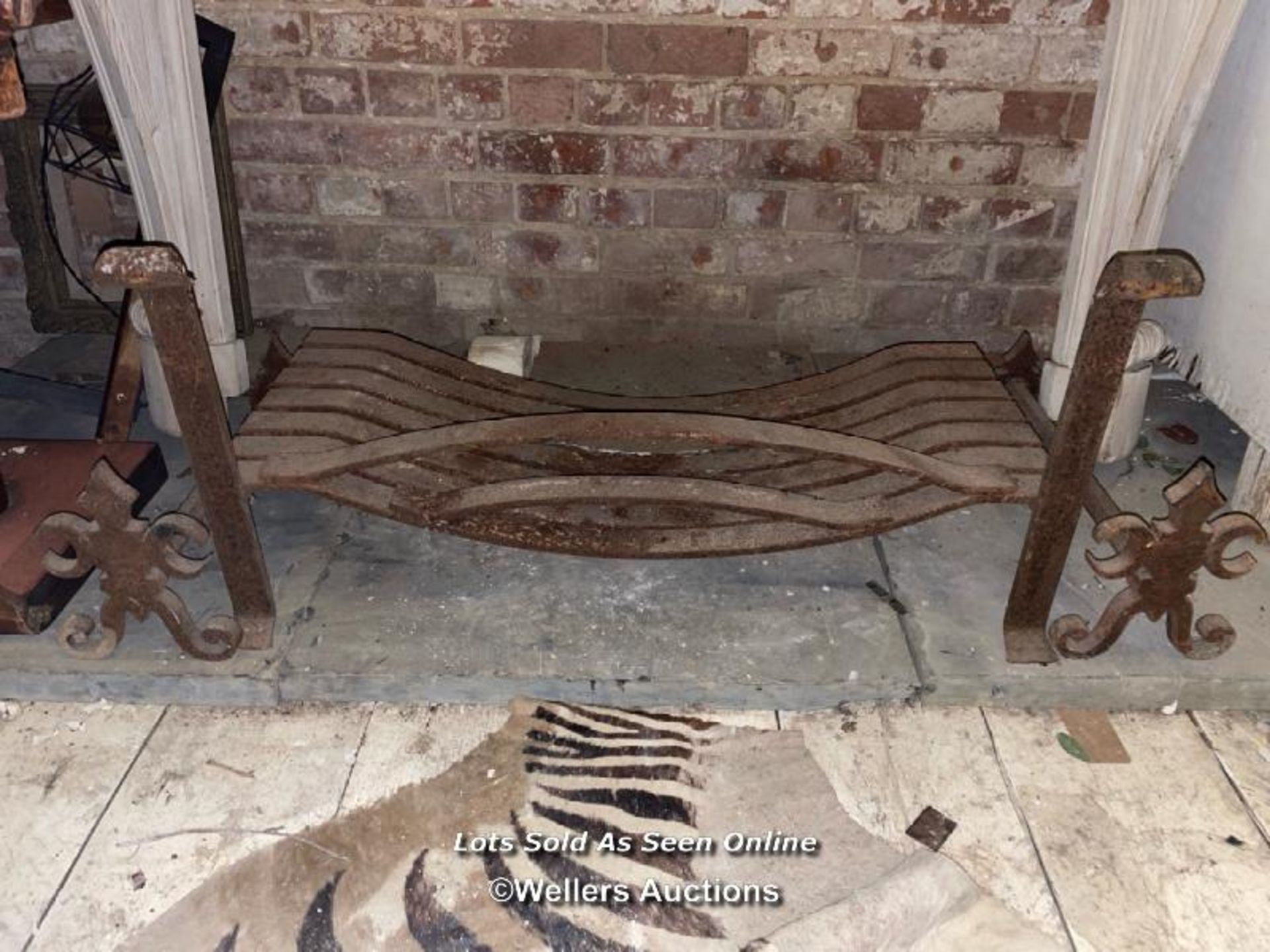 HEAVY CAST IRON FIREGRATE AND DOGS, GRATE 92 X 38.5 X 47.5CM, DOGS 50 X 19 X 24CM