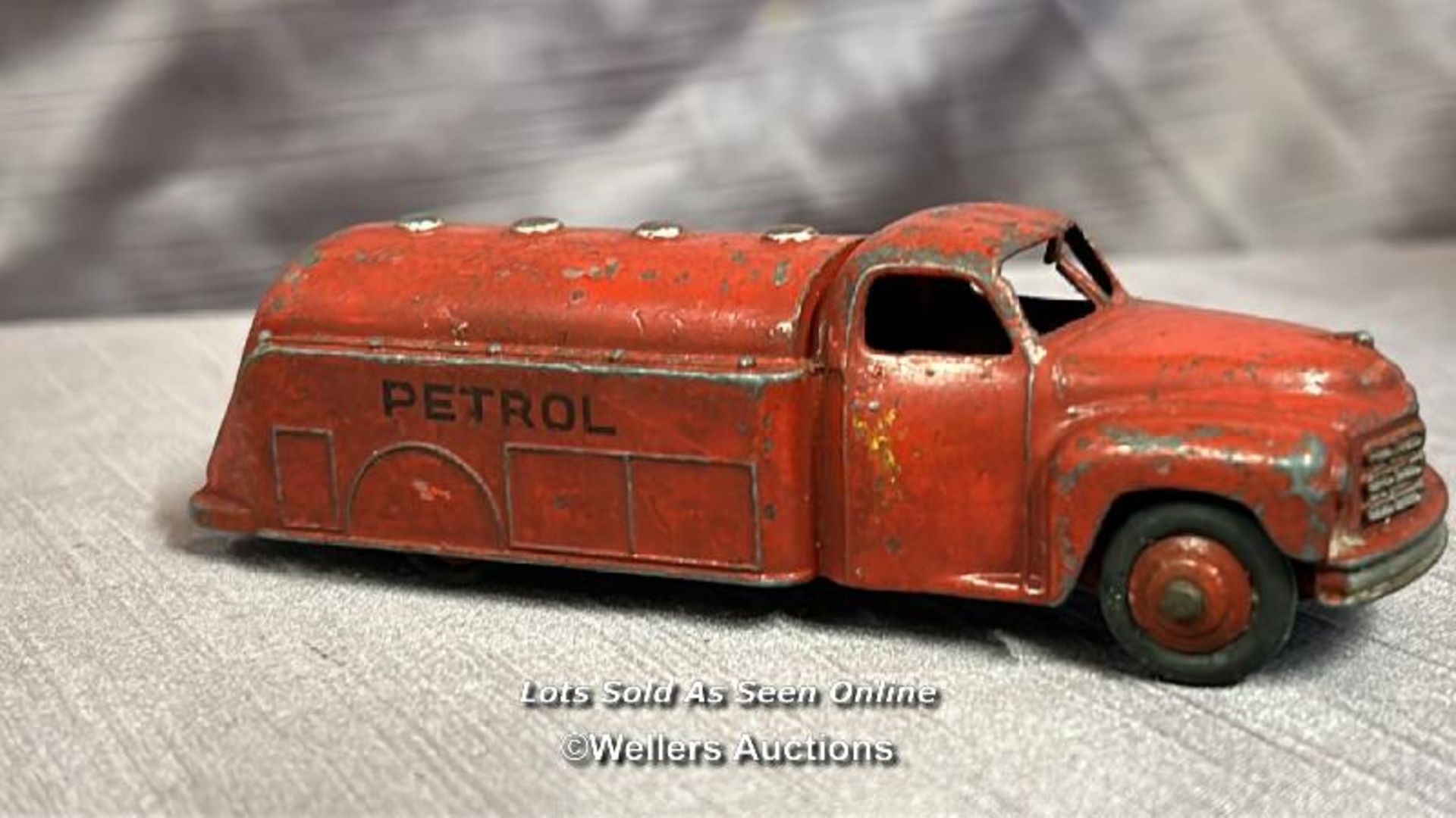DINKY STUDEBAKER PETROL TANKER WITH TWO SHELL PETROL PUMPS INCLUDING HOSES - Image 3 of 5
