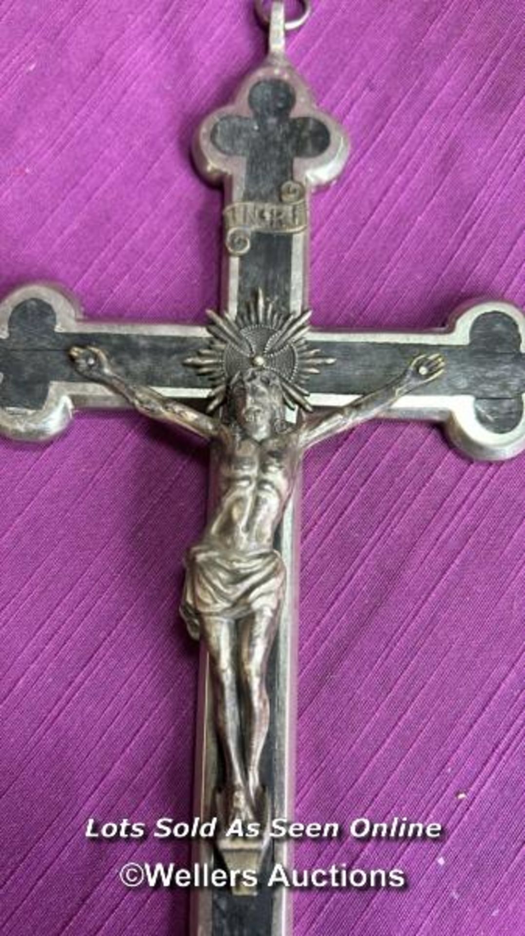 WHITE METAL AND INLAID EBONISED CRUCIFIX WITH BRASS FIGURE OF JESUS, LENGTH 23CM - Bild 5 aus 7