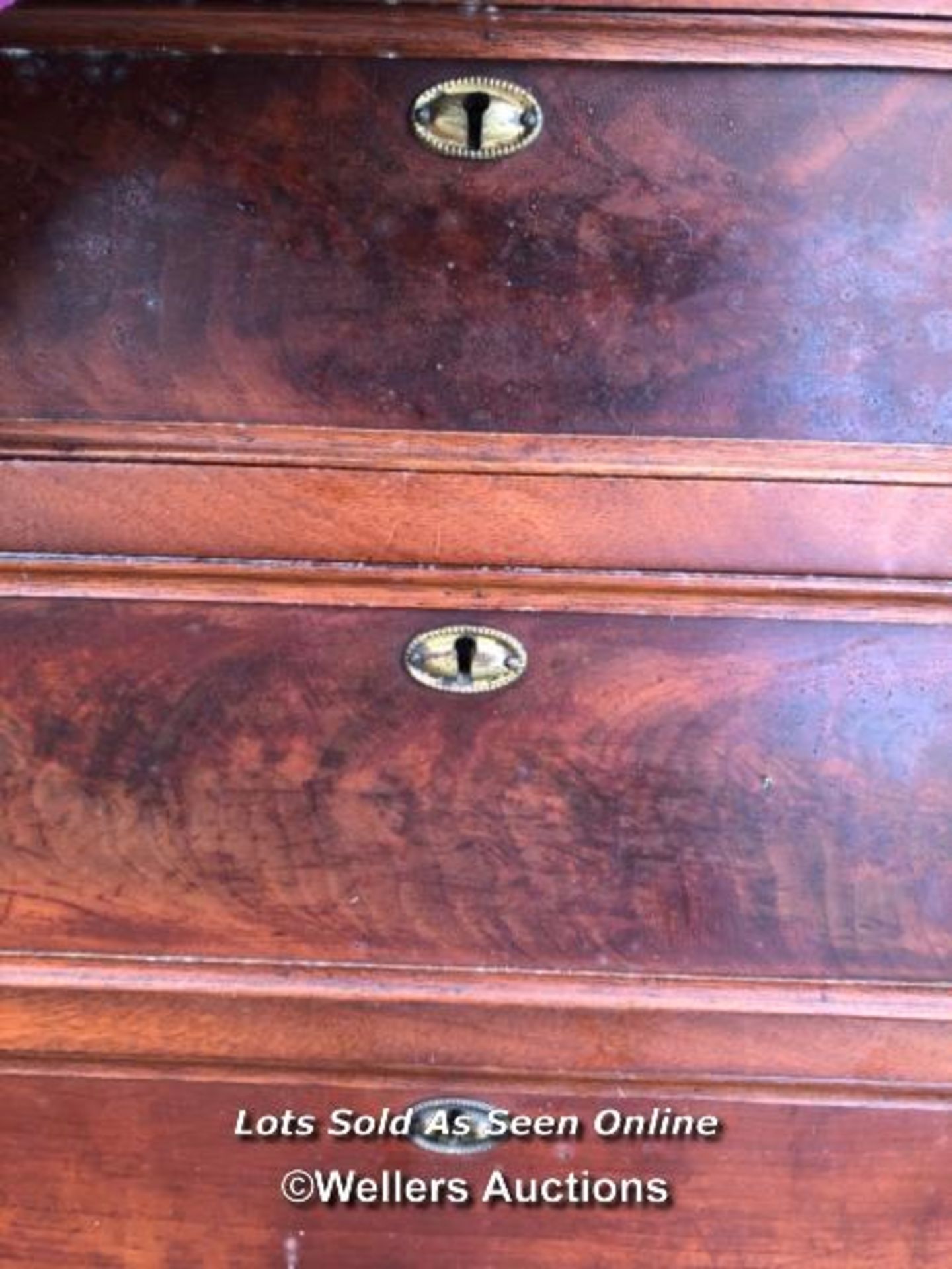 19TH CENTURY BANK OF ELEVEN GRADUATED DRAWERS IN FLAME MAHOGANY WITH ORIGINAL HANDLES AND - Bild 5 aus 6