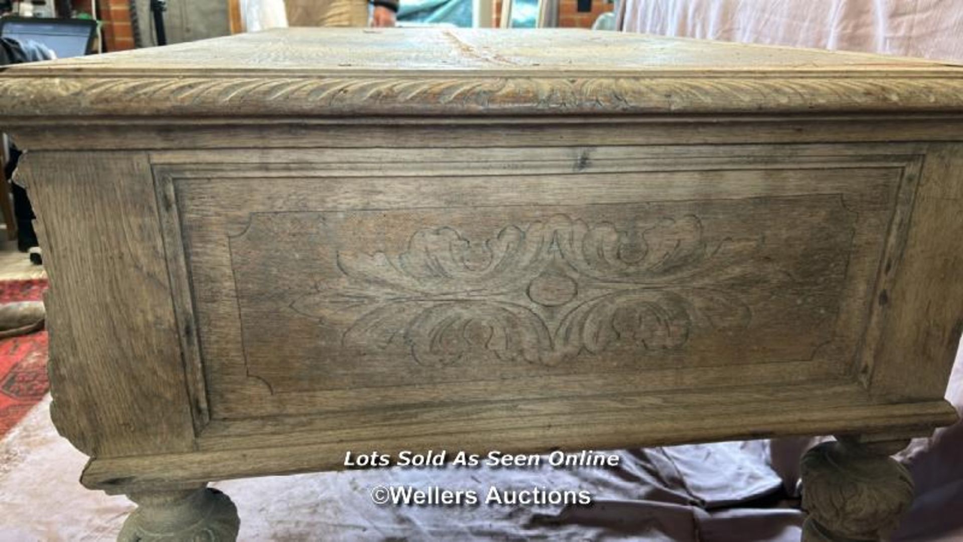 DECORATIVE BLEACHED OAK DESK WITH FOUR DRAWERS ON CARVED LEGS, 130 X 76 X 74.5CM - Image 5 of 7