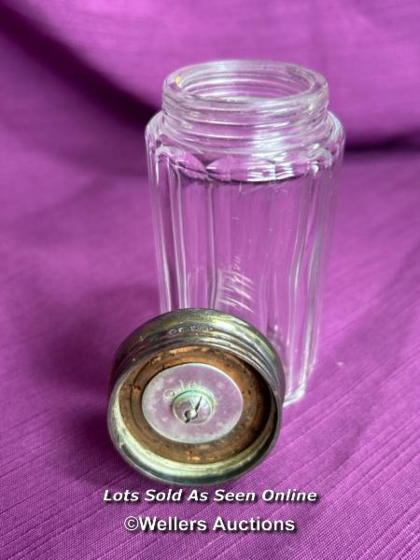 TWO HALLMARKED SILVER TOPPED AND CUT GLASS BEVELLED JARS, TALLEST 10CM, TOTAL SILVER WEIGHT 13GMS - Image 3 of 4