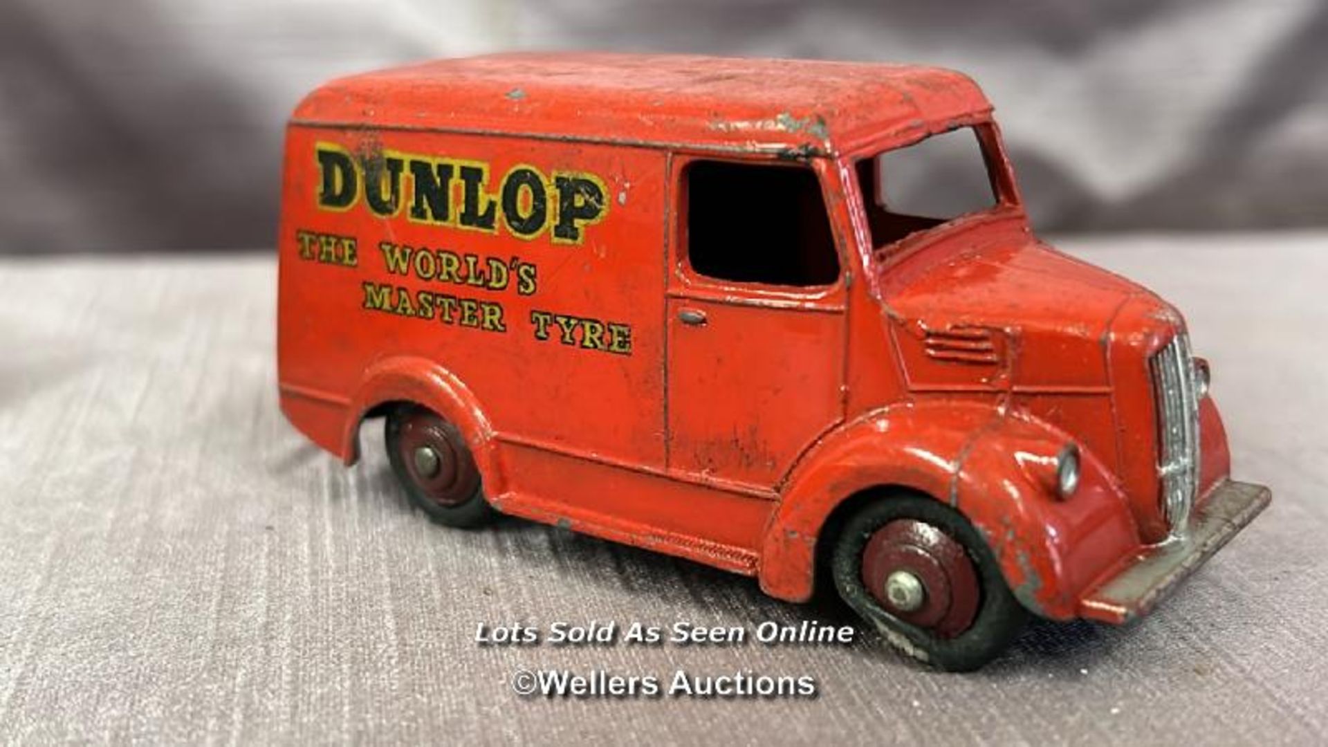 THREE DINKY TROJAN ADVERTISING VANS INCLUDING CHIVERS JELLIES, OXO AND DUNLOP - Image 3 of 5
