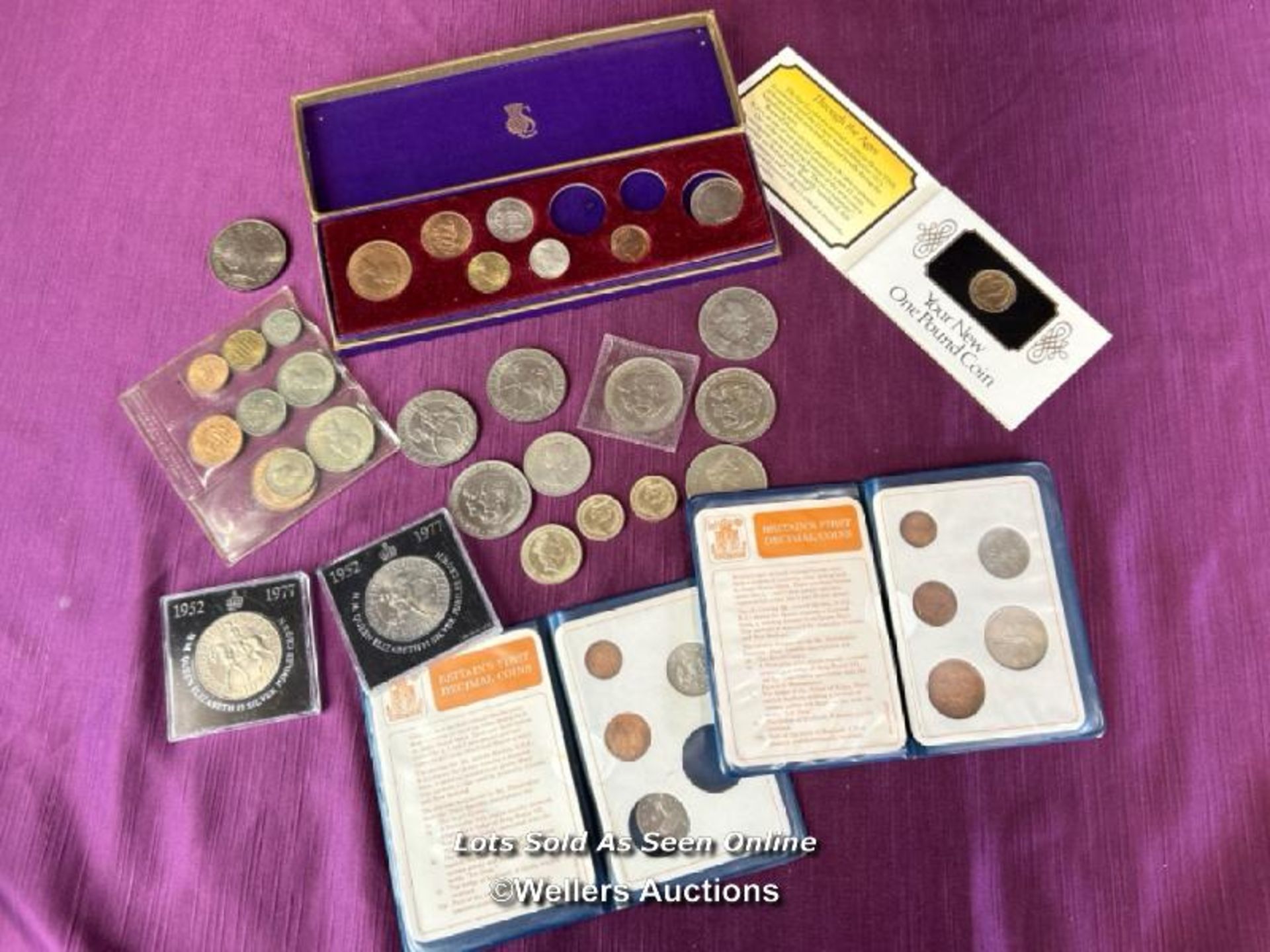 LARGE COLLECTION OF BRITISH COMMEMORATIVE COINS INCLUDING EARLY £1 AND £2 COINS AND SILVER JUBILEE