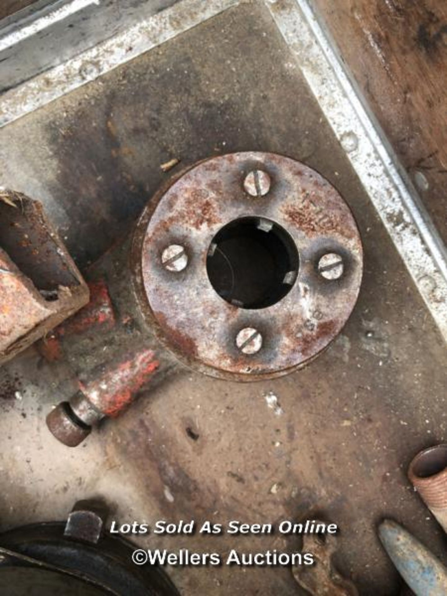 ASSORTED PIPE THREADING EQUIPMENT AND PARTS, IN A BRITISH RAILWAYS SERVICE CRATE - Image 6 of 7