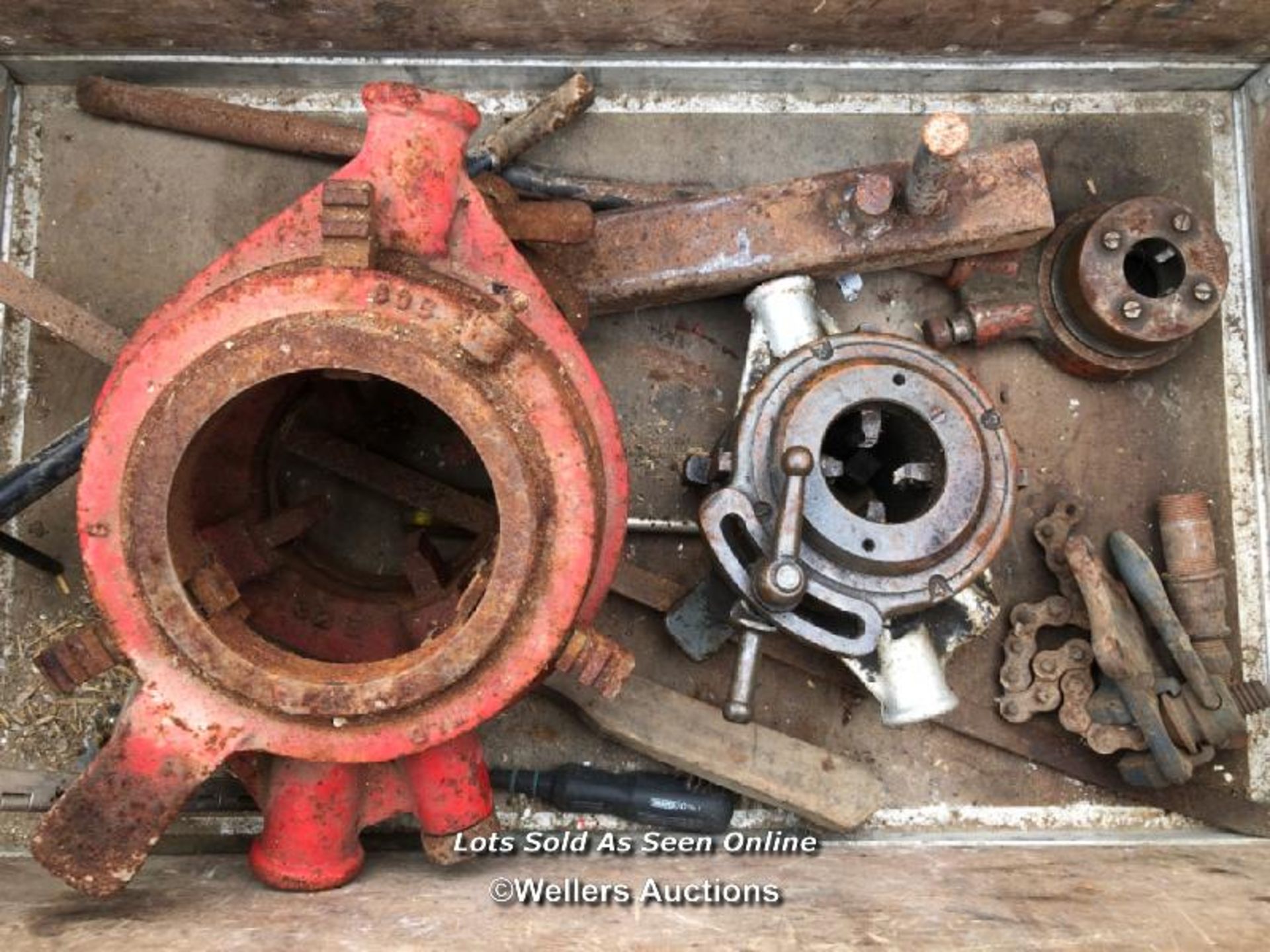 ASSORTED PIPE THREADING EQUIPMENT AND PARTS, IN A BRITISH RAILWAYS SERVICE CRATE - Image 4 of 7