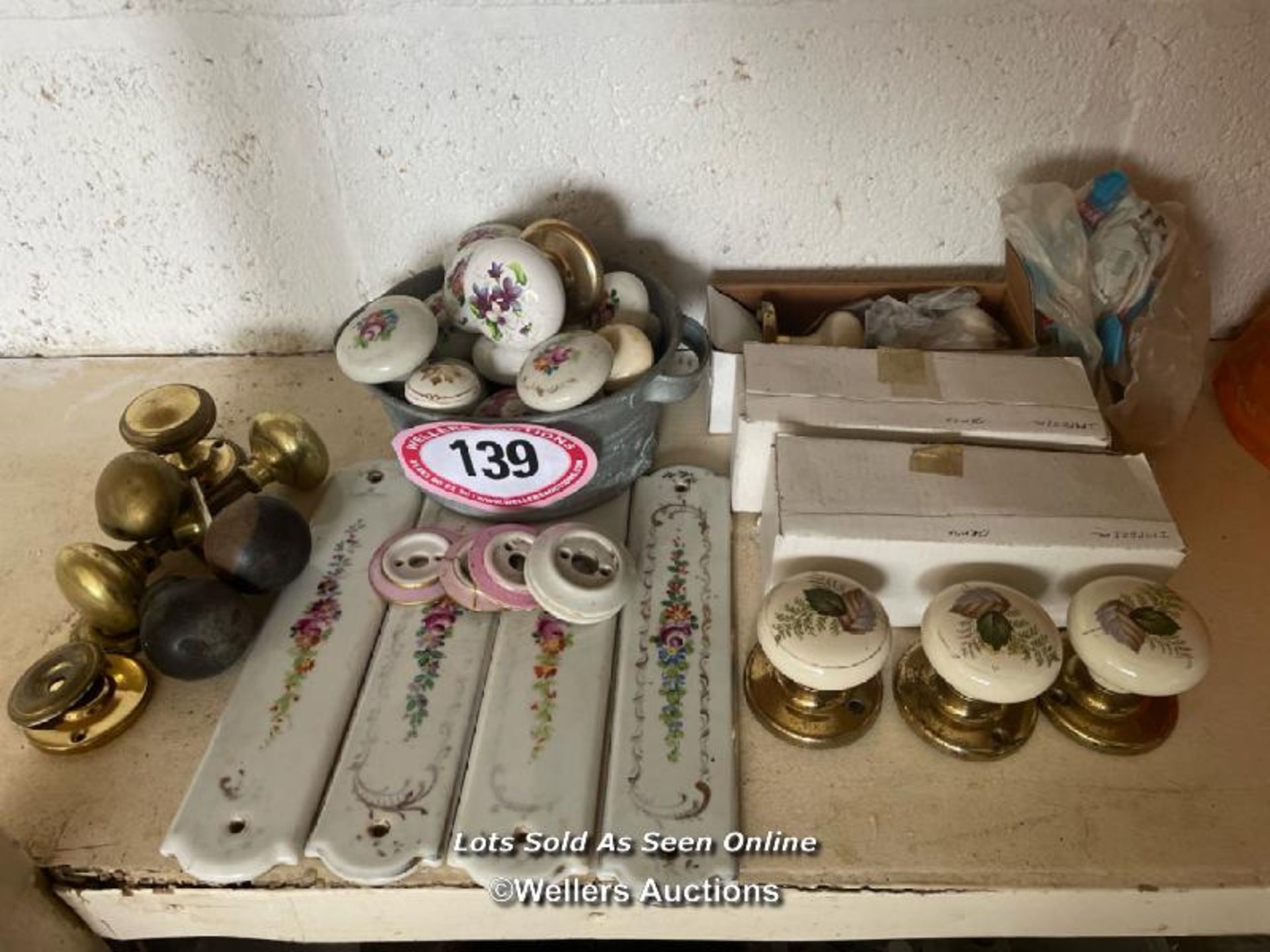 QUANTITY OF ASSORTED DOOR HANDLES, MOSTLY PORCELAIN WITH FLORAL DESIGN AND SOME BRASS