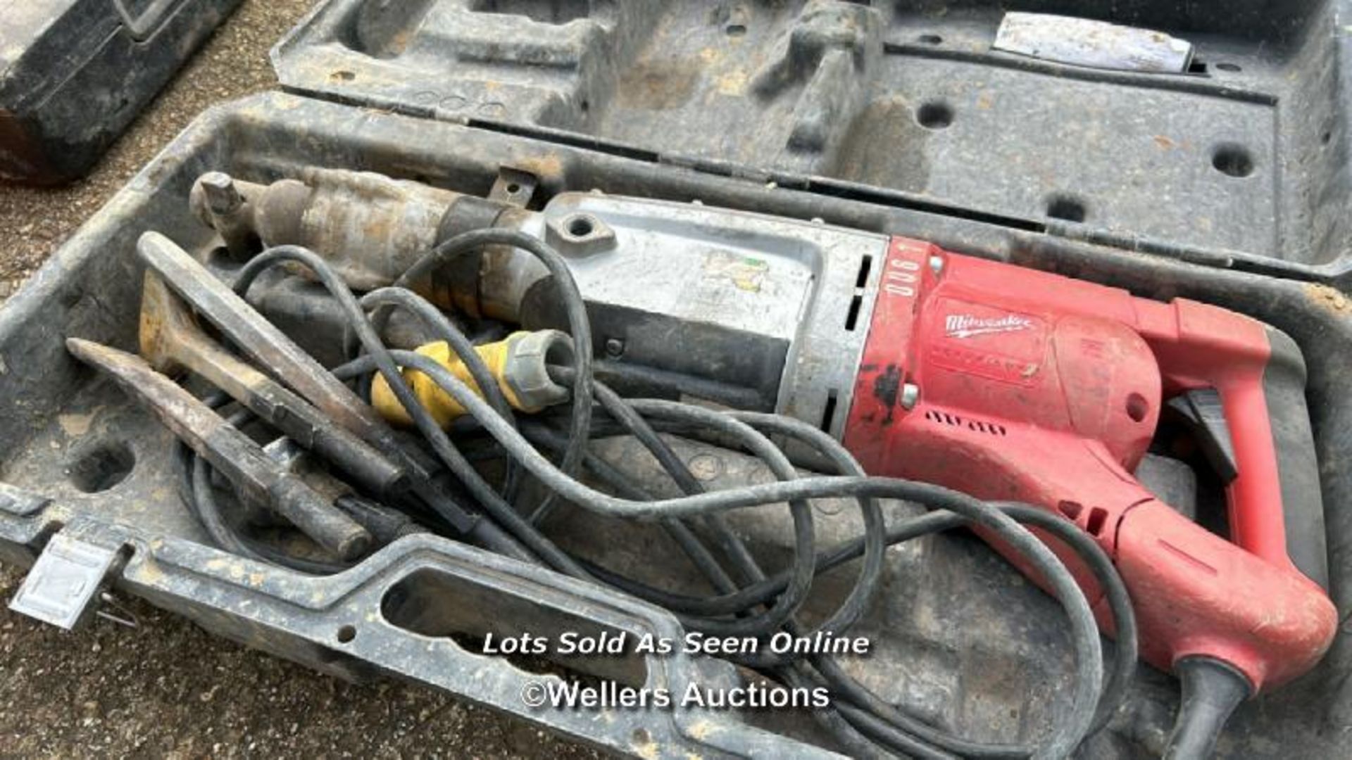 MILWAUKEE K900 110V HEAVY BREAKER WITH BITS, WITH CASE - Image 2 of 5
