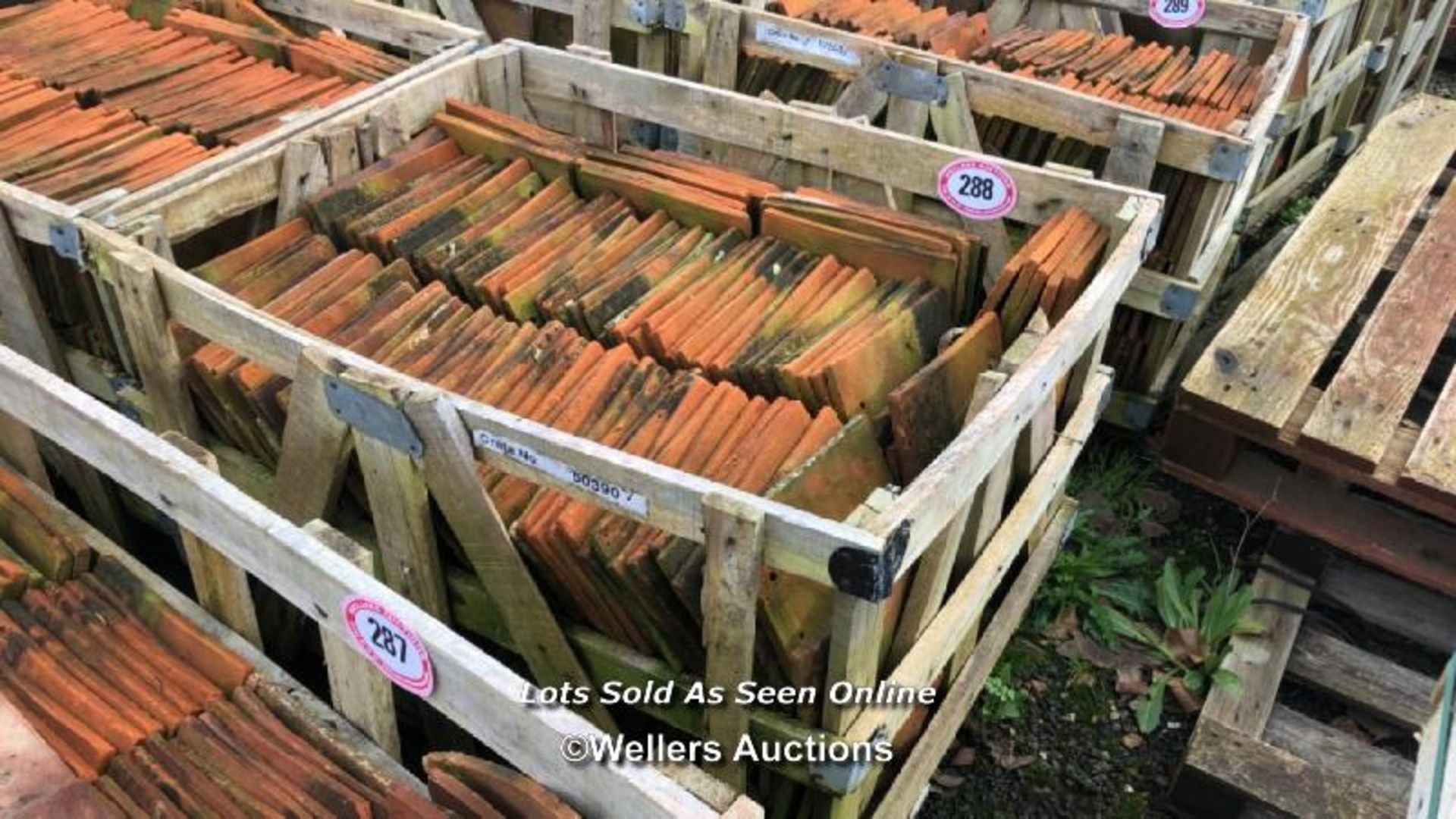 CRATE OF APPROX. 400X HANDMADE CLAY PEG TILES, 26CM (L) X 17CM (W) X 1.5CM (D)