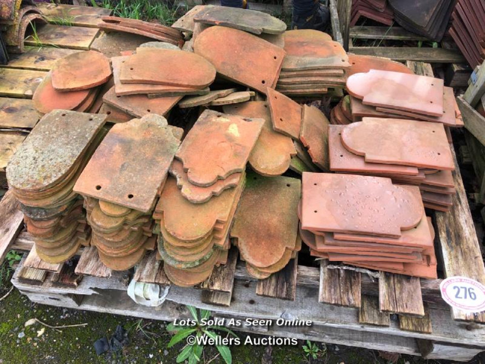 PALLET OF APPROX. 150X DECORATIVE CLAY TILES, MOSTLY 27CM (L) X 16CM (W) X 1CM (D)