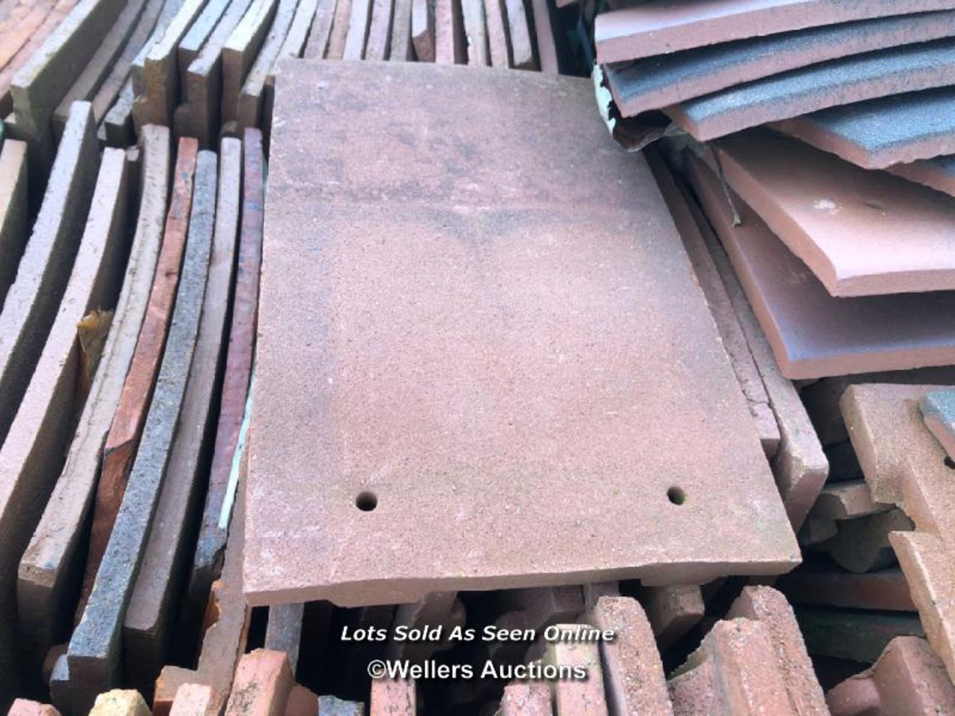 CRATE OF APPROX. 300X MACHINE MADE CLAY TILES, 26.5CM (L) X 16.5CM (W) X 1CM (D) - Image 2 of 2