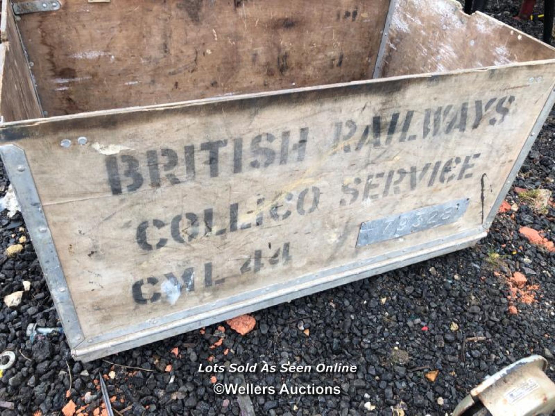 ASSORTED PIPE THREADING EQUIPMENT AND PARTS, IN A BRITISH RAILWAYS SERVICE CRATE - Image 3 of 7