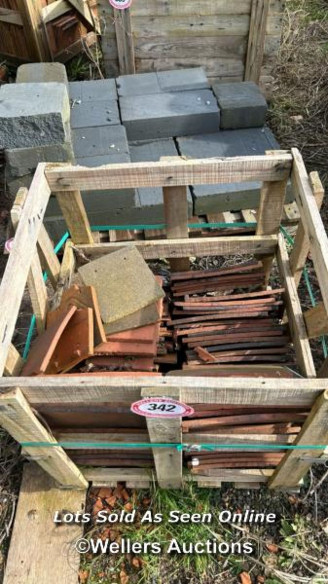 CRATE OF MACHINE MADE PEG TILES, VARIOUS SIZES - Image 2 of 3