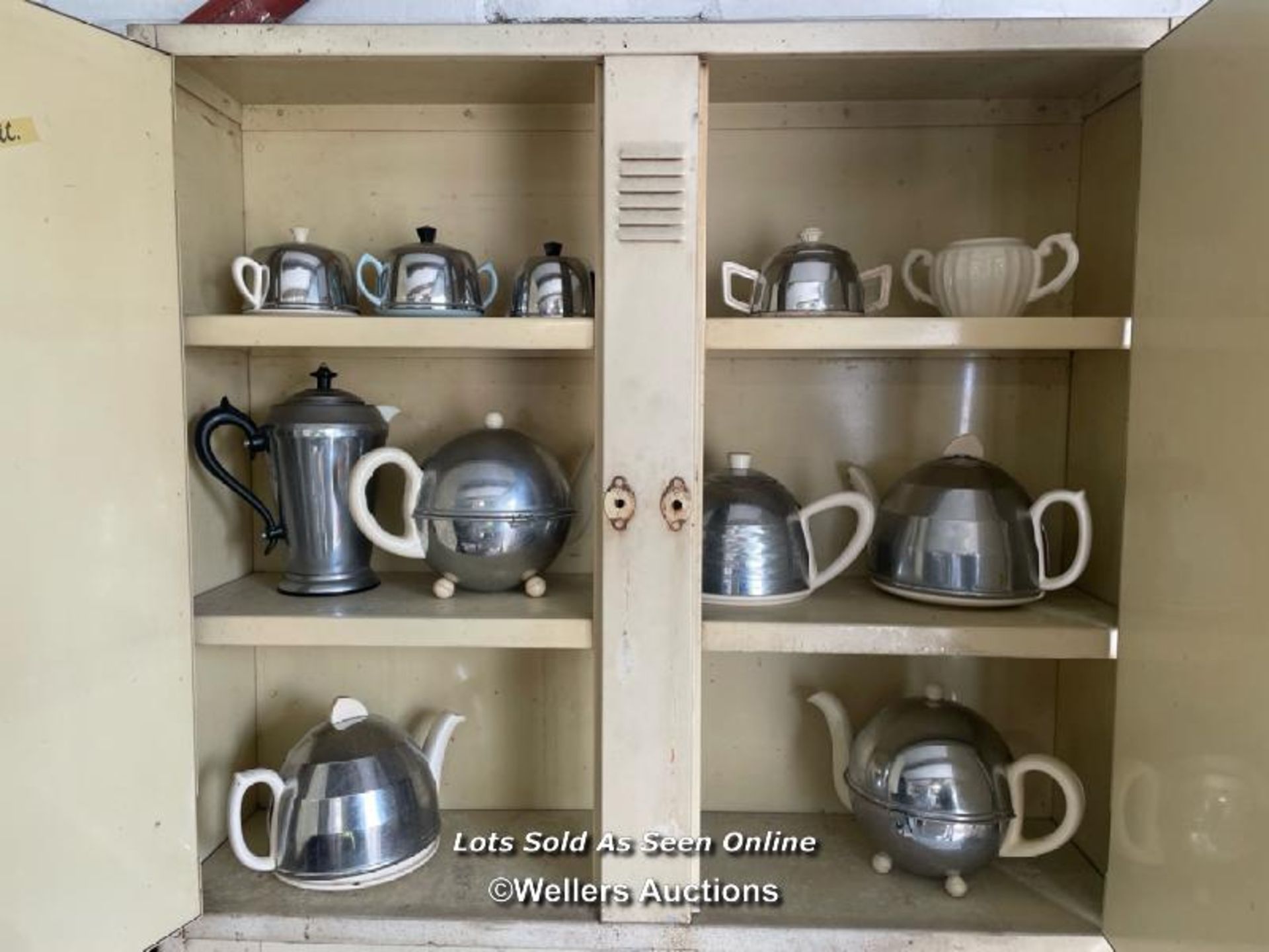 1960'S METAL KITCHEN CABINET, INCL. VARIOUS TEAPOTS AND KETTLES, 187CM (H) X 85CM (W) X 51CM (D) - Image 4 of 4