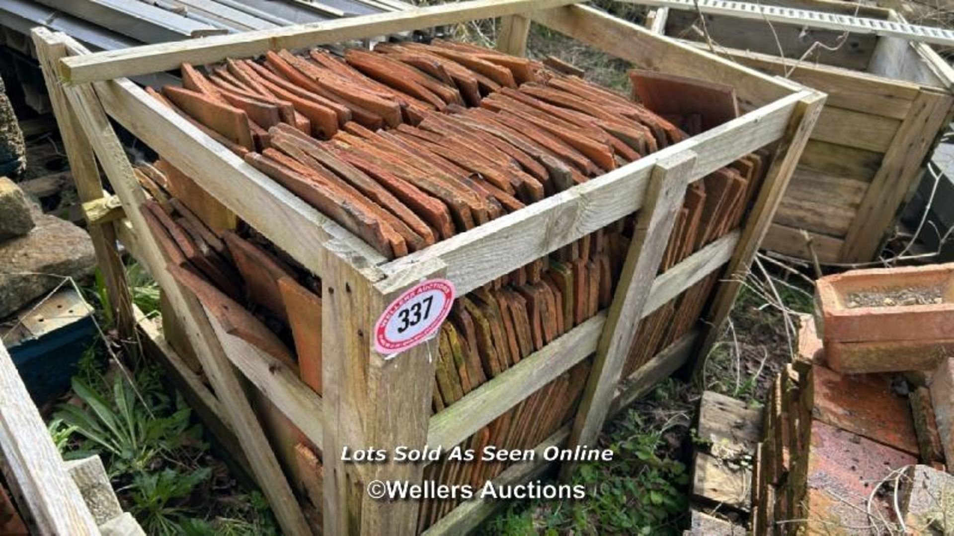 CRATE OF APPROX. 400X HANDMADE CLAY PEG TILES, 26CM (L) X 17CM (W) X 1.5CM (D)