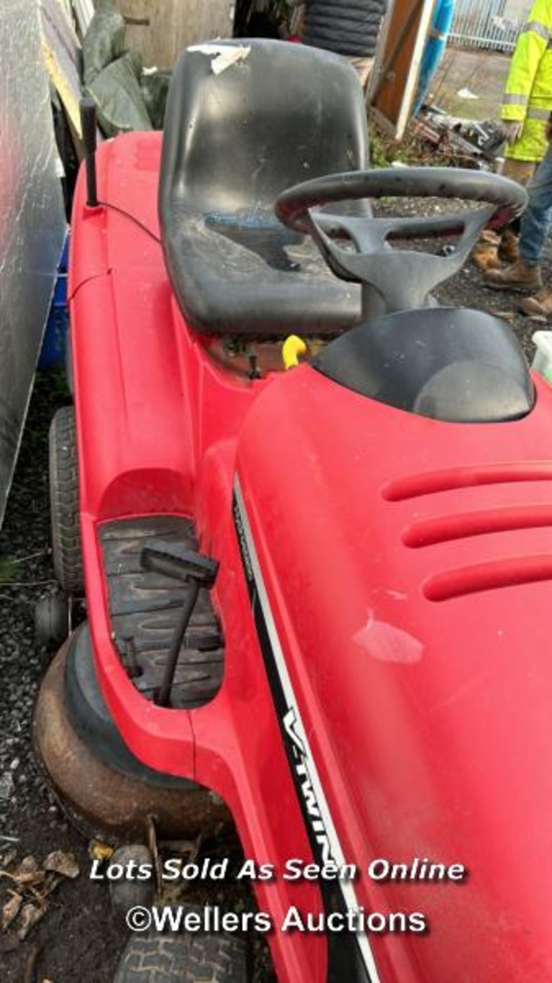 HONDA 2417 V-TWIN HYDRO STATIC RIDE ON MOWER, GOOD RUNNER, WITH KEY, RECENTLY SERVICED - Image 3 of 5