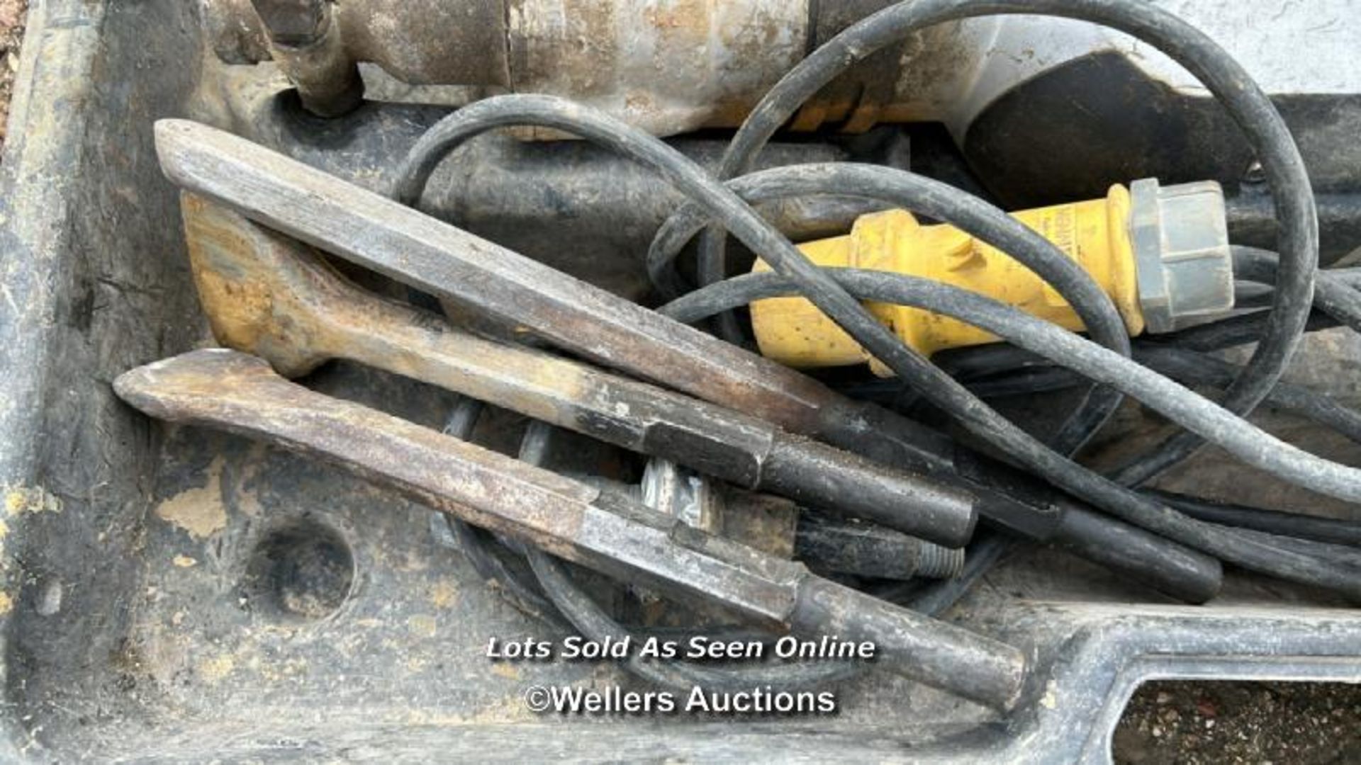 MILWAUKEE K900 110V HEAVY BREAKER WITH BITS, WITH CASE - Image 4 of 5