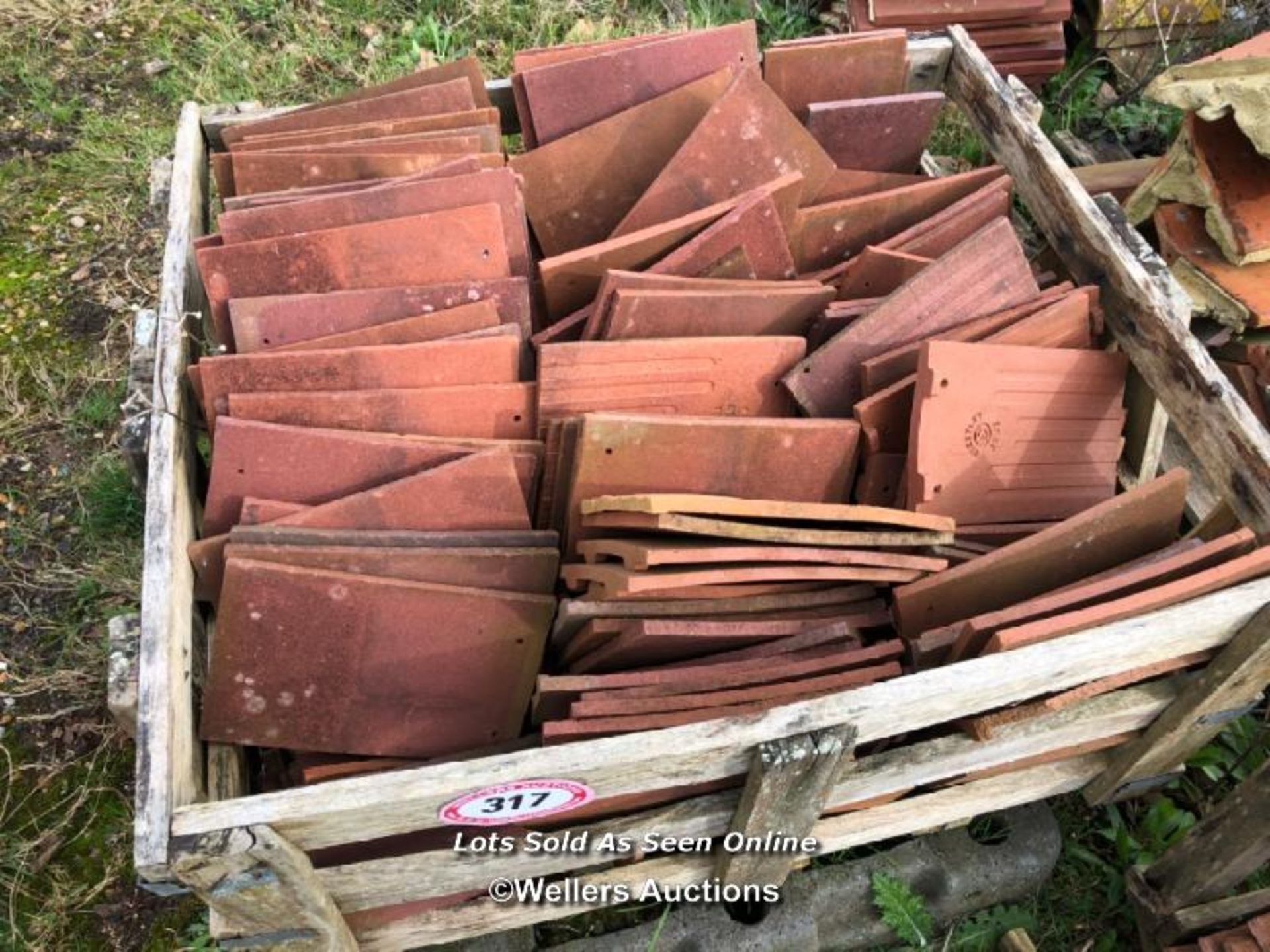 CRATE CONTAINING LARGE QUANTITY OF STEETLEY ACME TILES, 26.5CM (L) X 16.5CM (W) X 1CM (D)