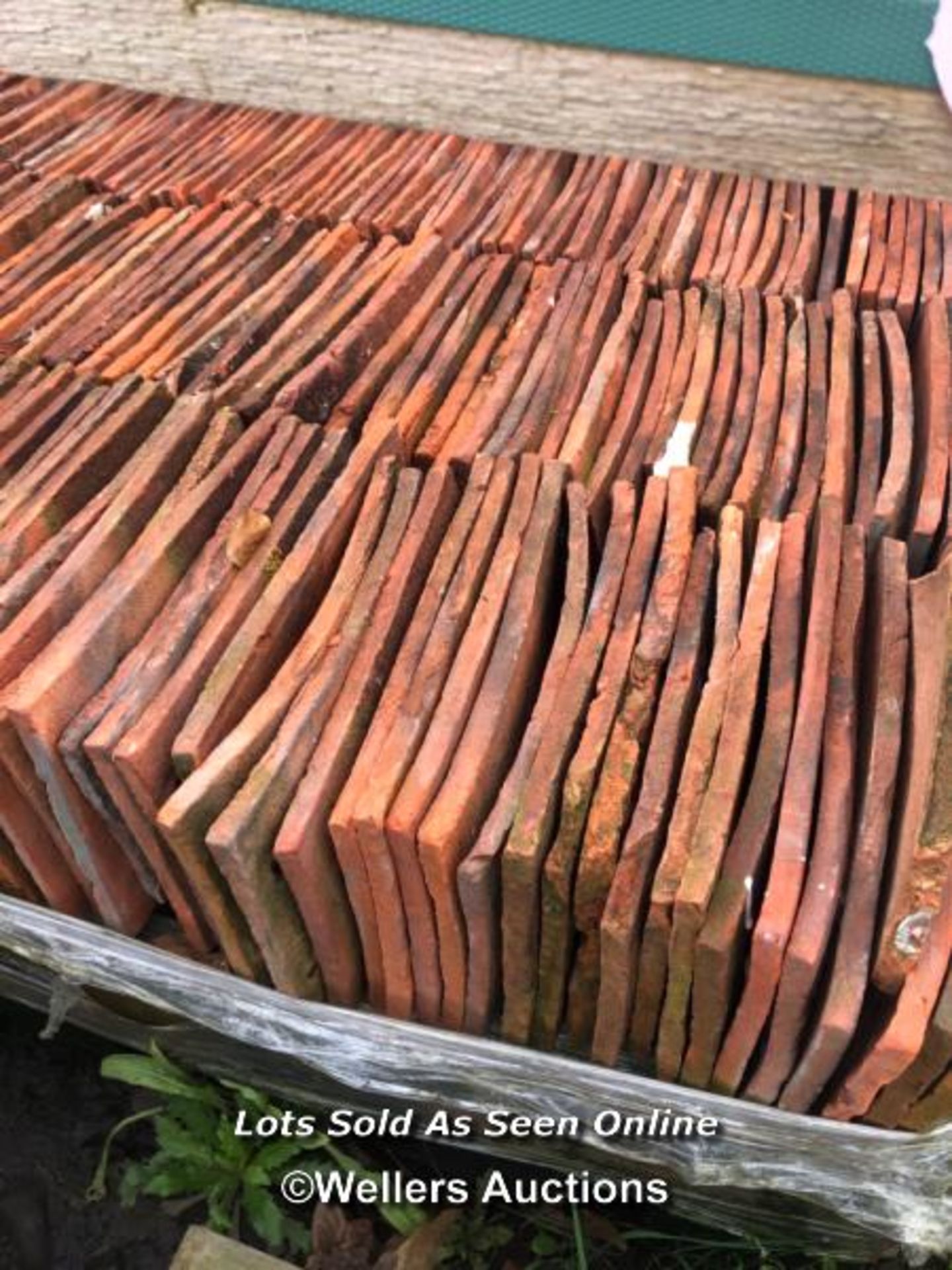 CRATE OF APPROX. 350X HAND MADE CLAY ROOF TILES, 25.5CM (L) X 16CM (W) X 1CM (D) - Image 2 of 2