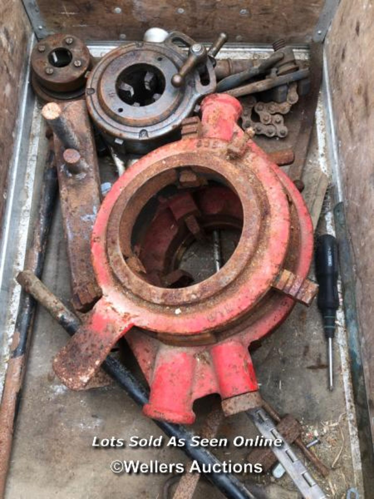 ASSORTED PIPE THREADING EQUIPMENT AND PARTS, IN A BRITISH RAILWAYS SERVICE CRATE - Image 2 of 7