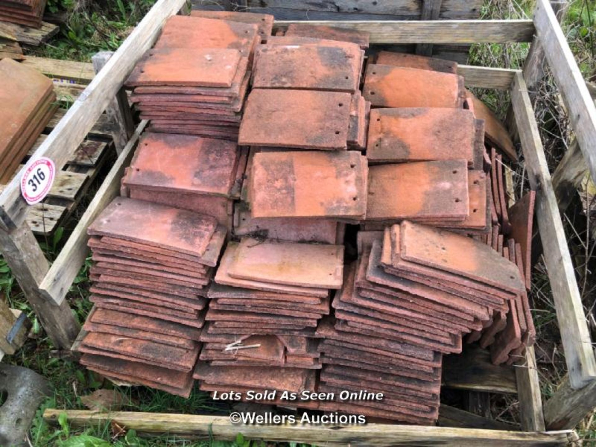 CRATE CONTAINING LARGE QUANTITY OF MACHINE MADE TILES, 27CM (L) X 16.5CM (W) X 1CM (D)