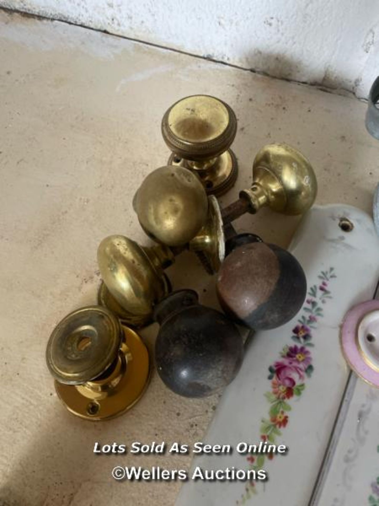 QUANTITY OF ASSORTED DOOR HANDLES, MOSTLY PORCELAIN WITH FLORAL DESIGN AND SOME BRASS - Image 2 of 4
