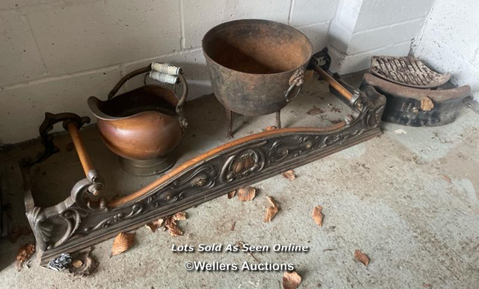 HEAVY CAST IRON POT, CAST IRON FENDER 120CM (W) X 25CM (H) X 30CM (D), COAL SCUTTLE, AND GRATE - Image 2 of 5