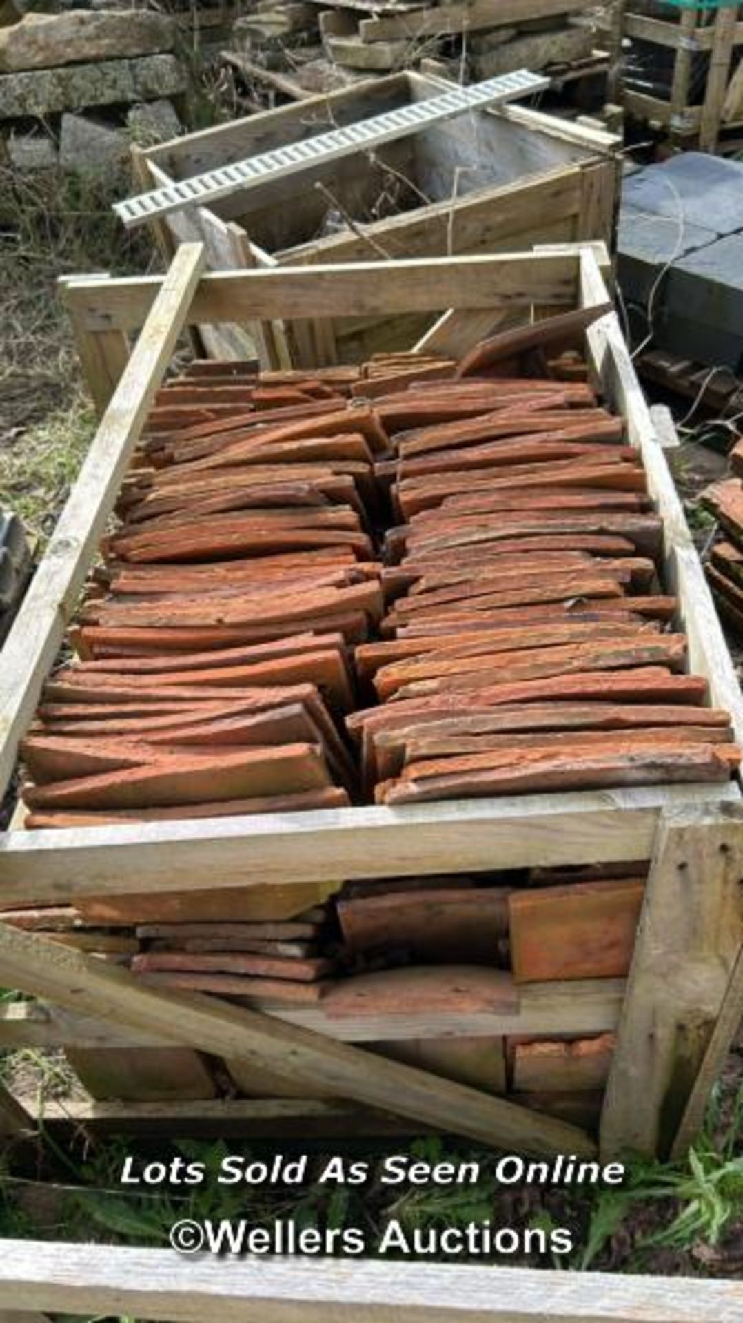 CRATE OF APPROX. 400X HANDMADE CLAY PEG TILES, 26CM (L) X 17CM (W) X 1.5CM (D) - Image 2 of 3