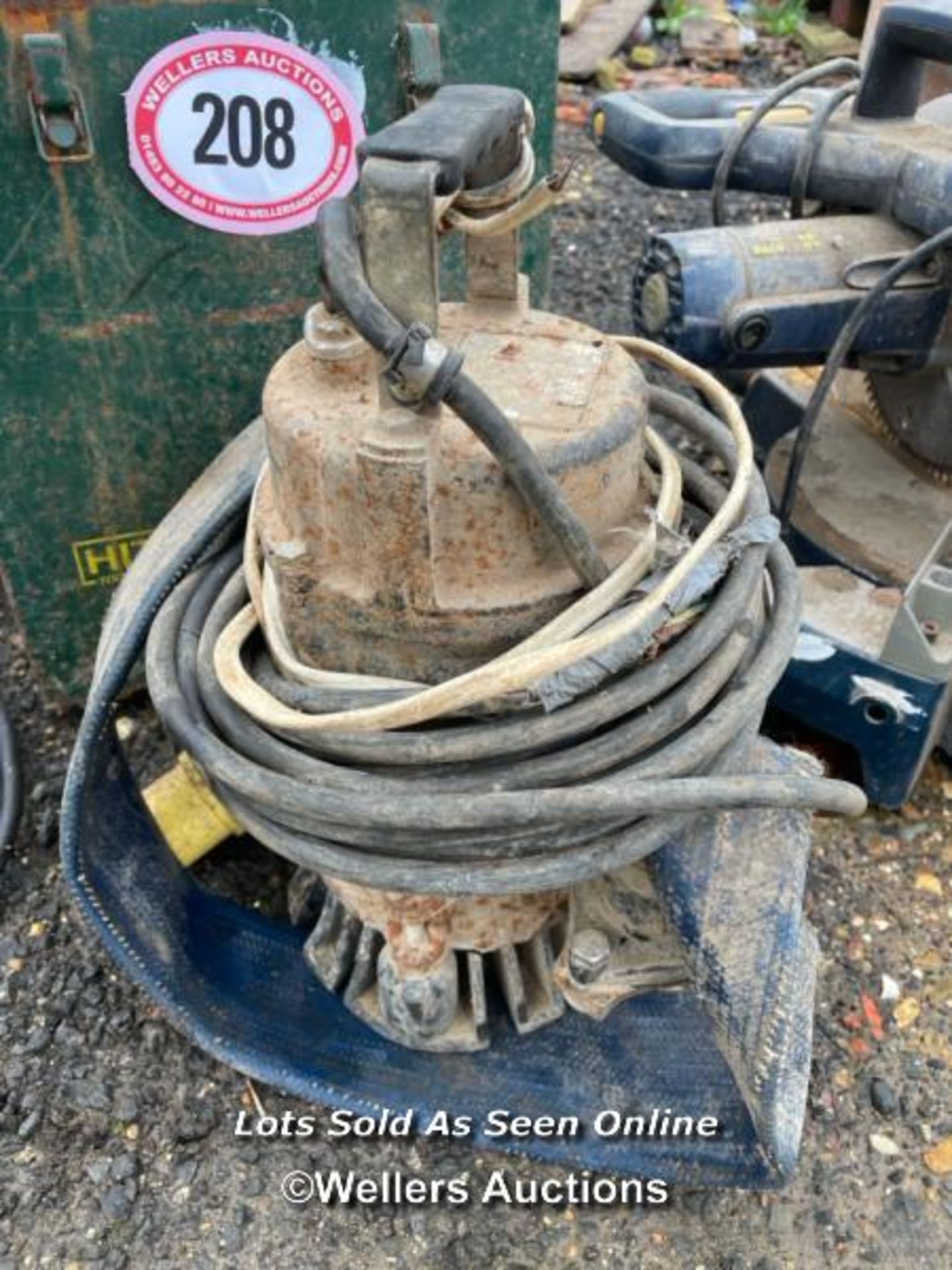 SELECTION OF POWER TOOLS INCL. ROUTER, SUMBERSIBLE WATER PUMP, GRINDER AND CIRCULAR SAW - Image 4 of 5