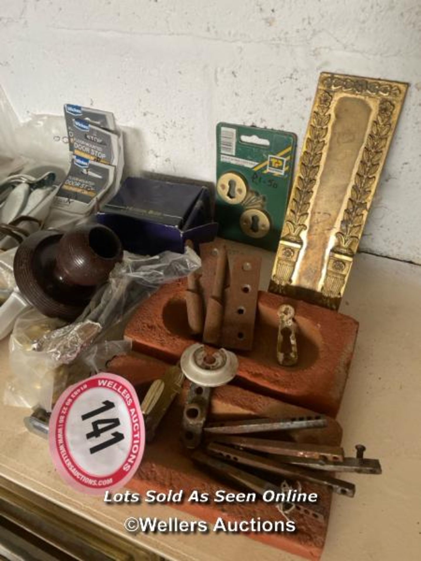 LARGE QUANTITY OF ASSORTED DOOR FURNITURE INCL. HINGES, LOCKS AND MORE - Image 2 of 3