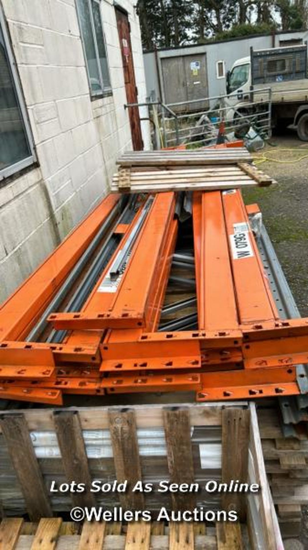 QUANTITY OF PALLET RACKING COMPONENTS, CONTENTS INCL. 6X UPRIGHTS AT APPROX. 165CM (H) AND 16X - Image 2 of 4