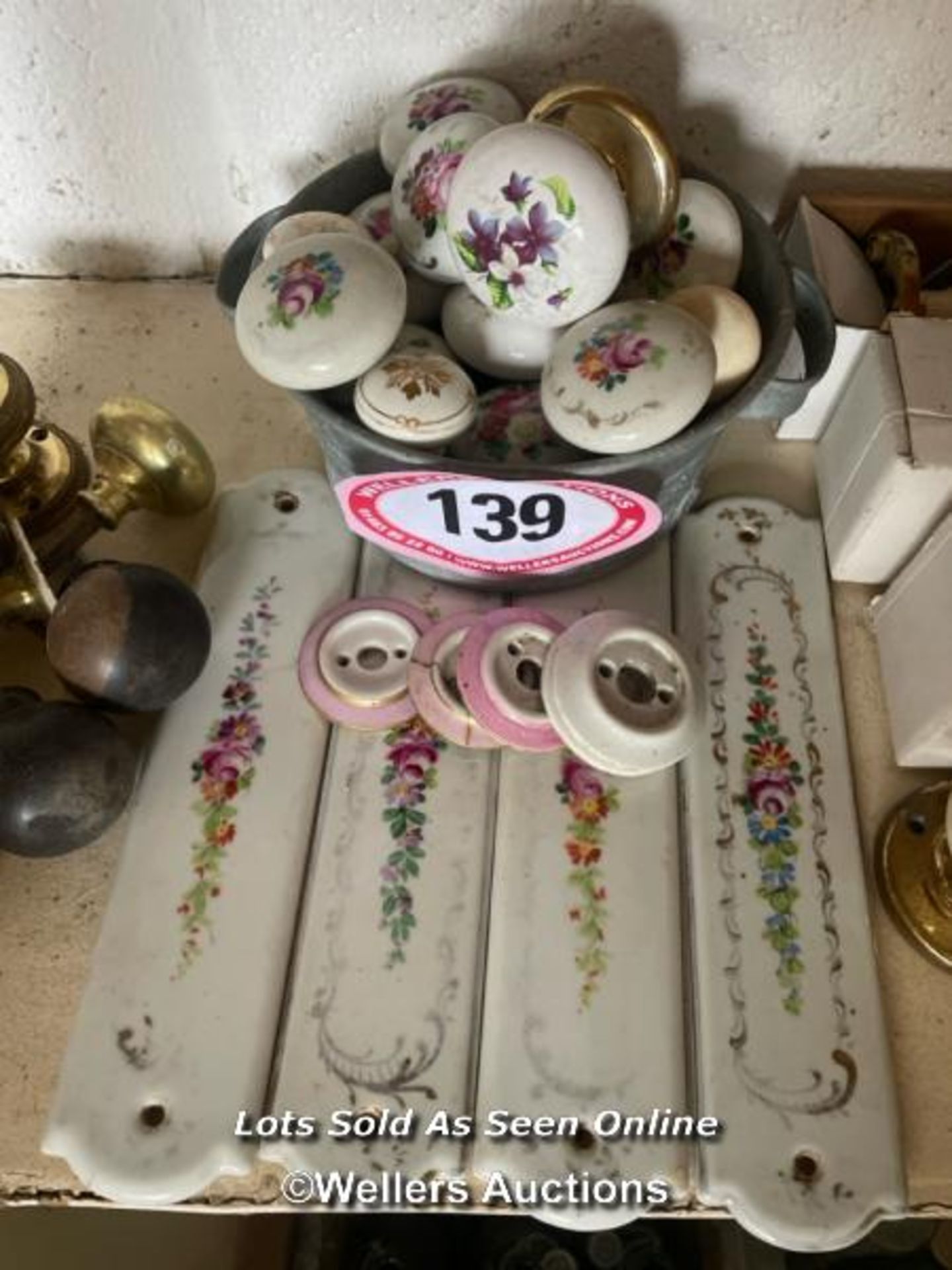 QUANTITY OF ASSORTED DOOR HANDLES, MOSTLY PORCELAIN WITH FLORAL DESIGN AND SOME BRASS - Image 3 of 4