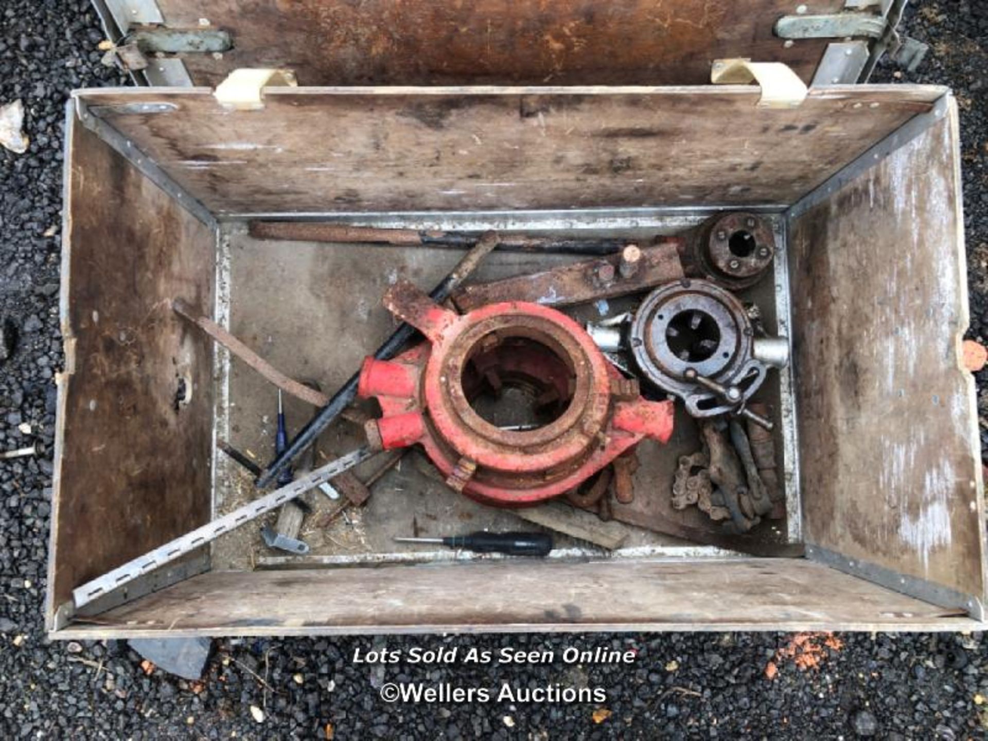 ASSORTED PIPE THREADING EQUIPMENT AND PARTS, IN A BRITISH RAILWAYS SERVICE CRATE