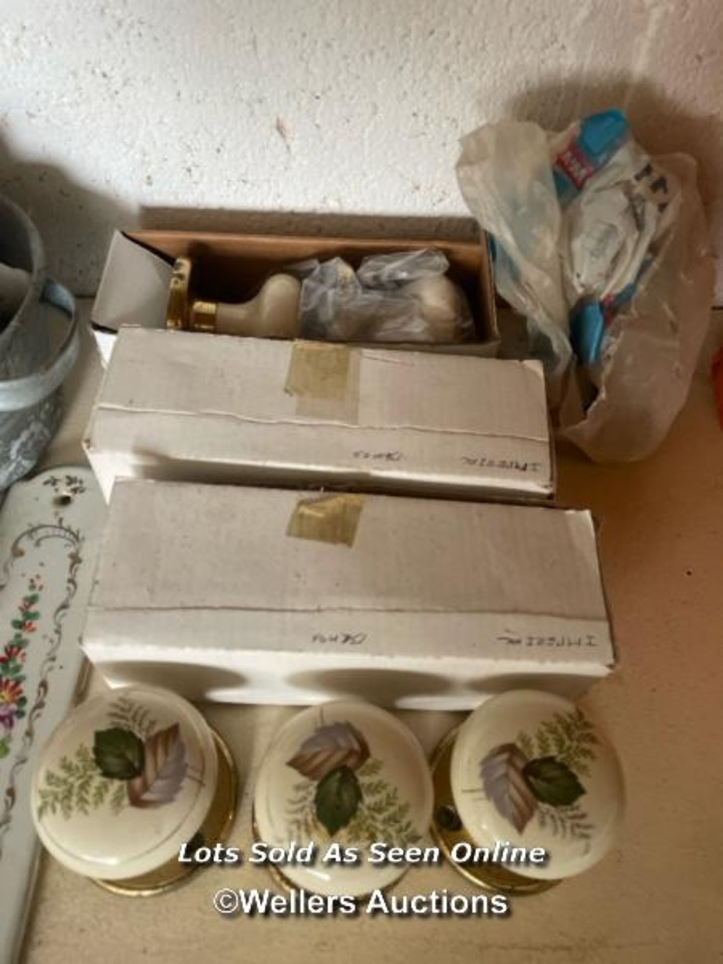 QUANTITY OF ASSORTED DOOR HANDLES, MOSTLY PORCELAIN WITH FLORAL DESIGN AND SOME BRASS - Image 4 of 4