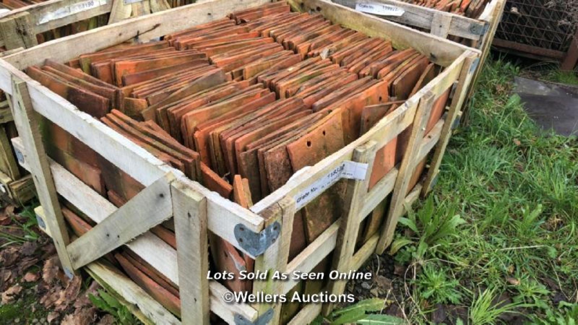 CRATE OF APPROX. 400X HANDMADE CLAY PEG TILES, 26CM (L) X 17CM (W) X 1.5CM (D)