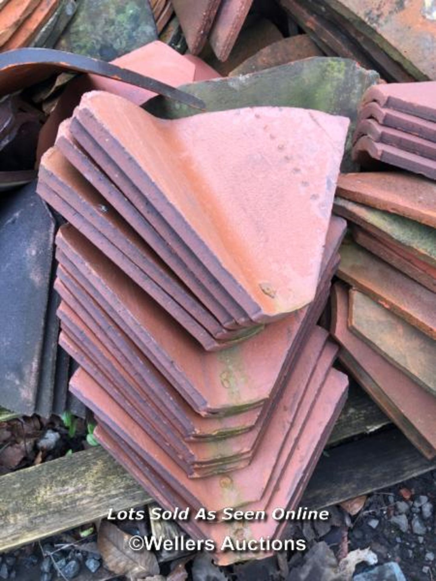 PALLET OF APPROX. 150X ASSORTED VALLEY ROOF TILES, 30CM (L) X 34CM (W) X 1.5CM (D) - Image 2 of 2