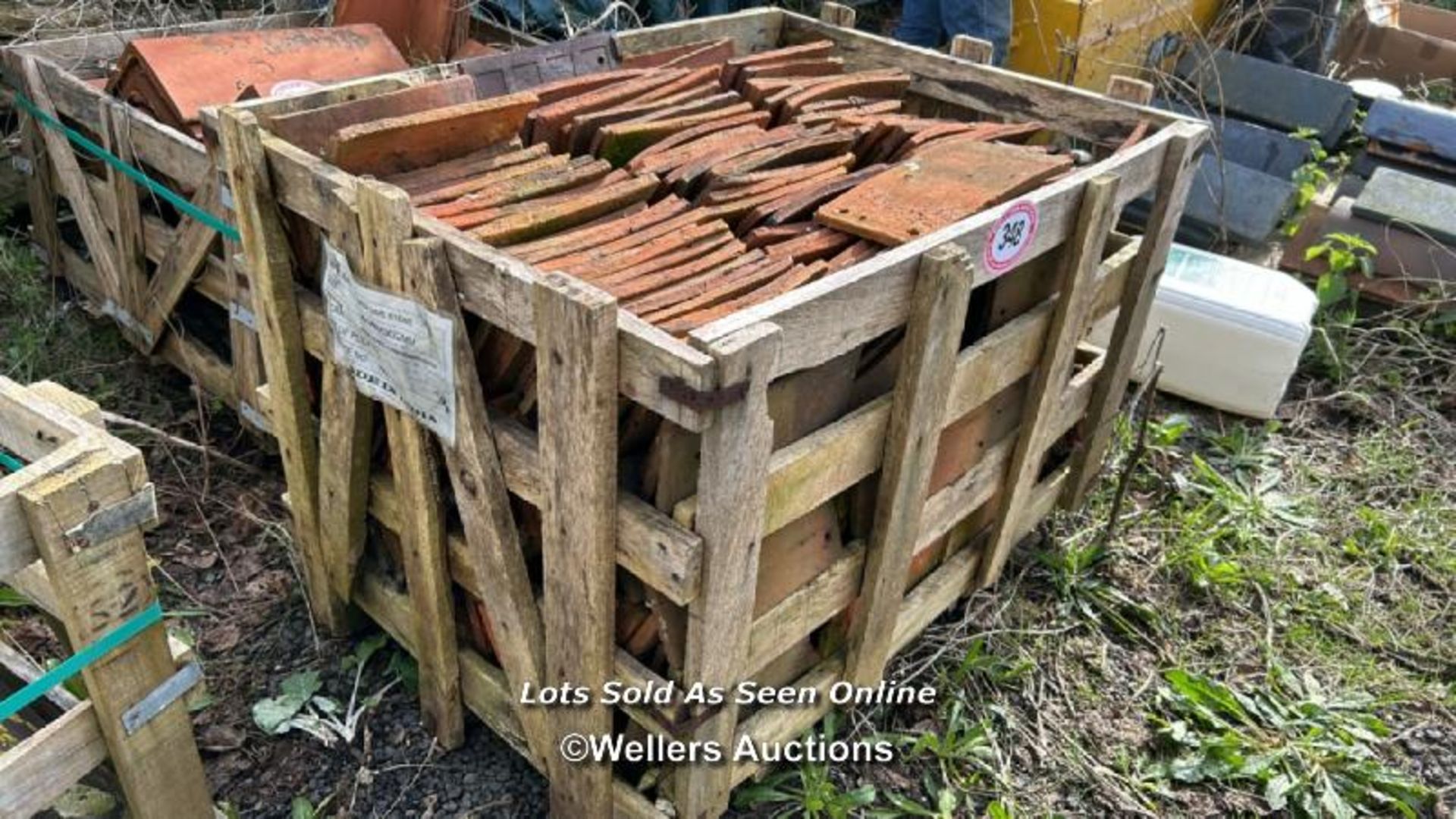 CRATE OF APPROX. 400X HANDMADE CLAY PEG TILES, MOSTLY 27CM (L) X 15CM (W) X 1.5CM (D)