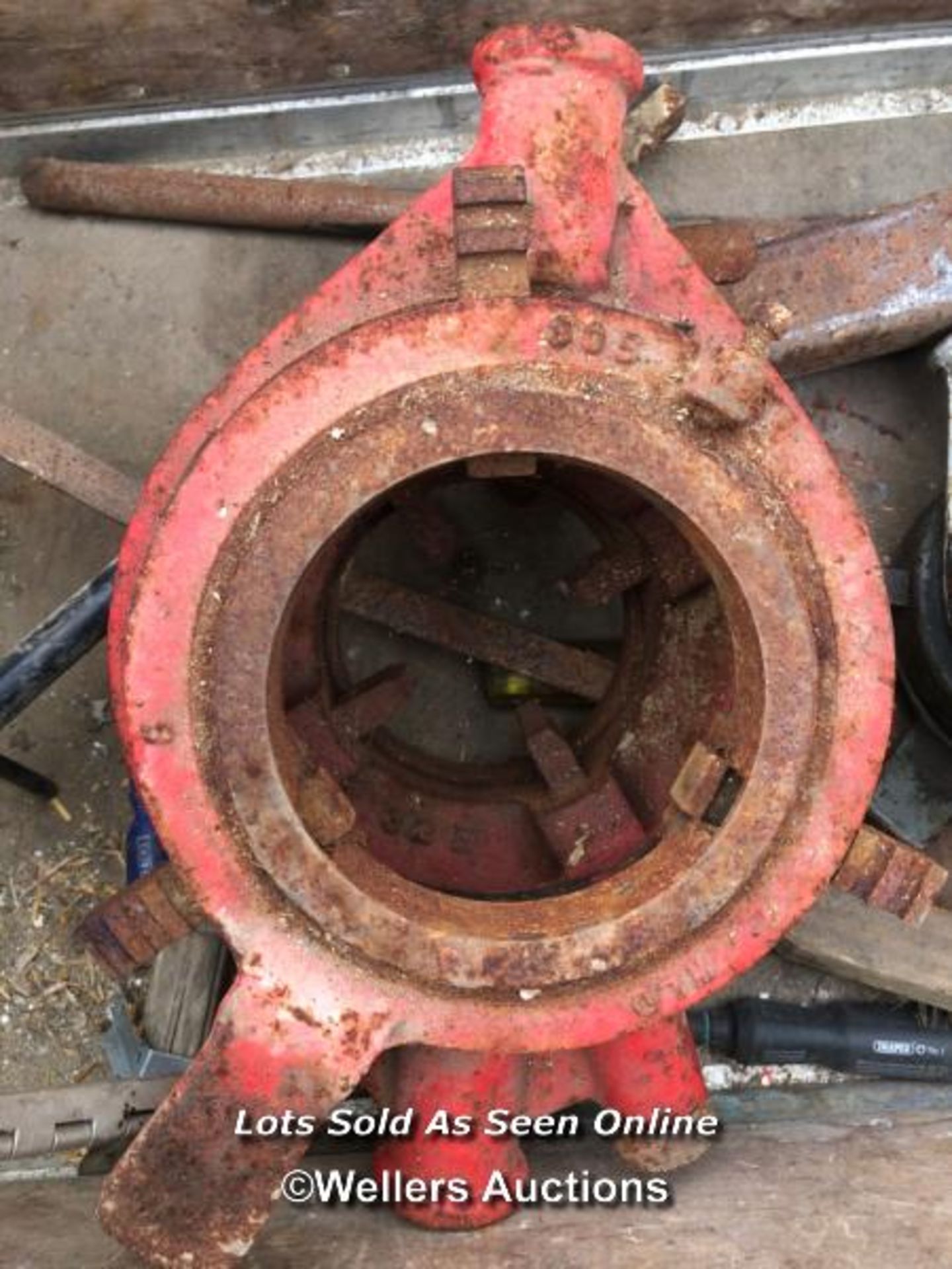 ASSORTED PIPE THREADING EQUIPMENT AND PARTS, IN A BRITISH RAILWAYS SERVICE CRATE - Image 7 of 7