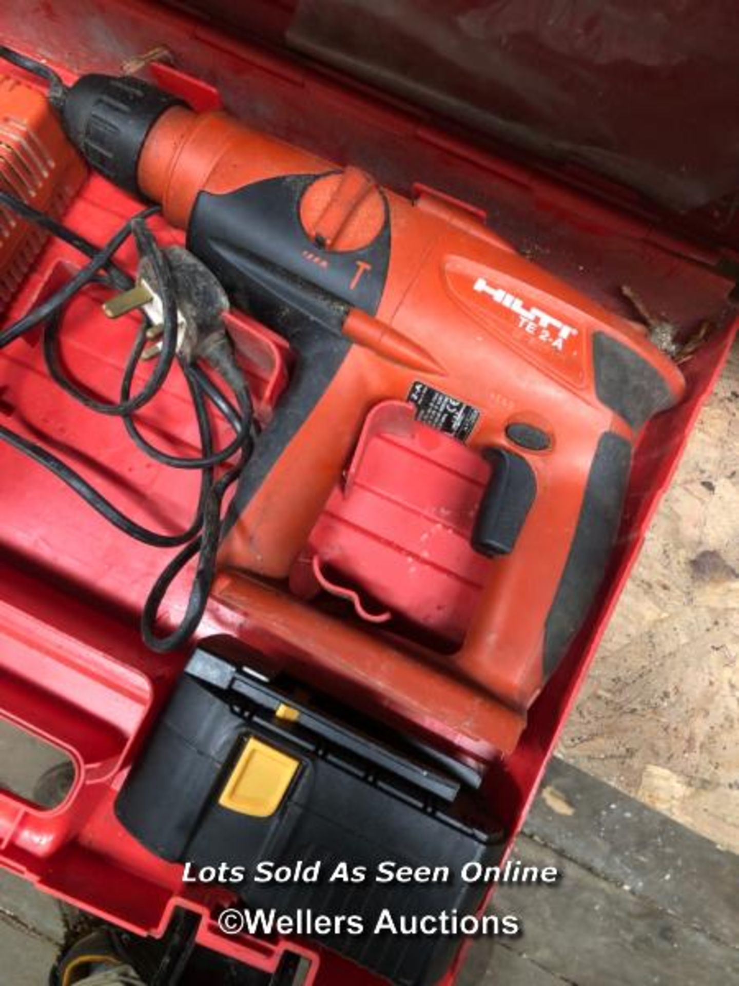 HILTI TE20 HAMMER DRILL WITH NON HILTI BATTERY AND CHARGER, IN CASE - Image 2 of 3