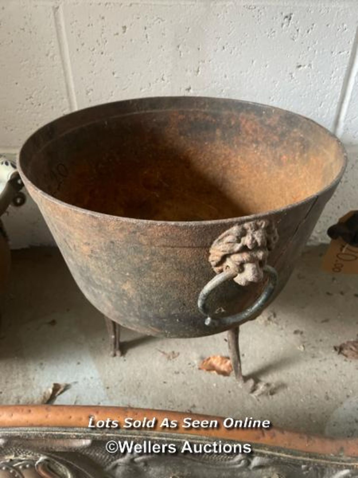 HEAVY CAST IRON POT, CAST IRON FENDER 120CM (W) X 25CM (H) X 30CM (D), COAL SCUTTLE, AND GRATE - Image 4 of 5