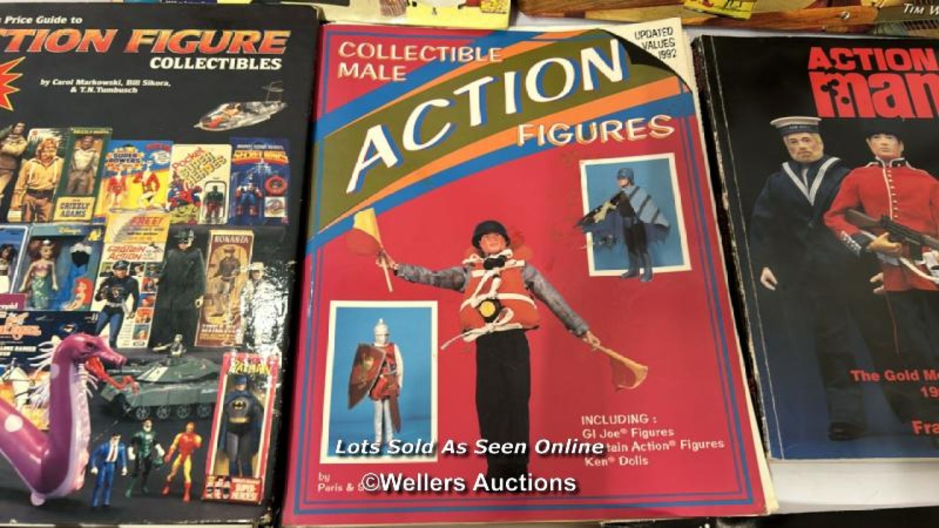 Fourteen assorted collecting books and magazines including Action Man, Barbie and Vintage Toys / - Image 5 of 10