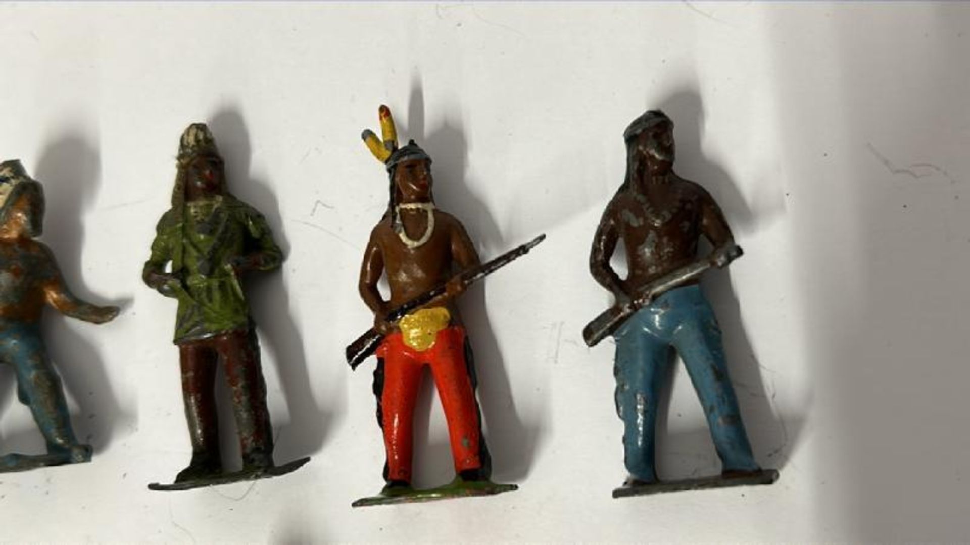 Mainly Britains lead 'Wild West' figures including horses, Cowboys and Native American warriors (29) - Bild 3 aus 11