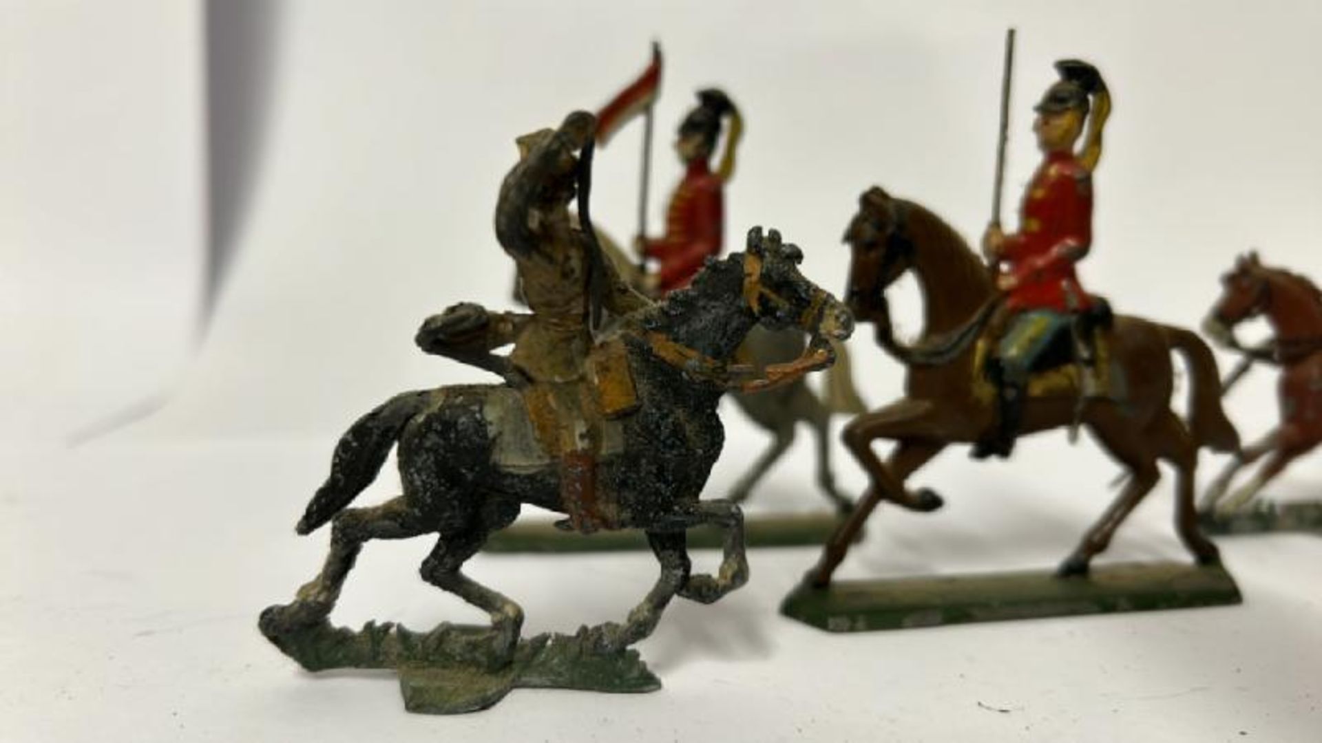 Hand Painted flat lead figures including WWII German soldiers and soldiers on horseback (17) / AN19 - Image 6 of 9