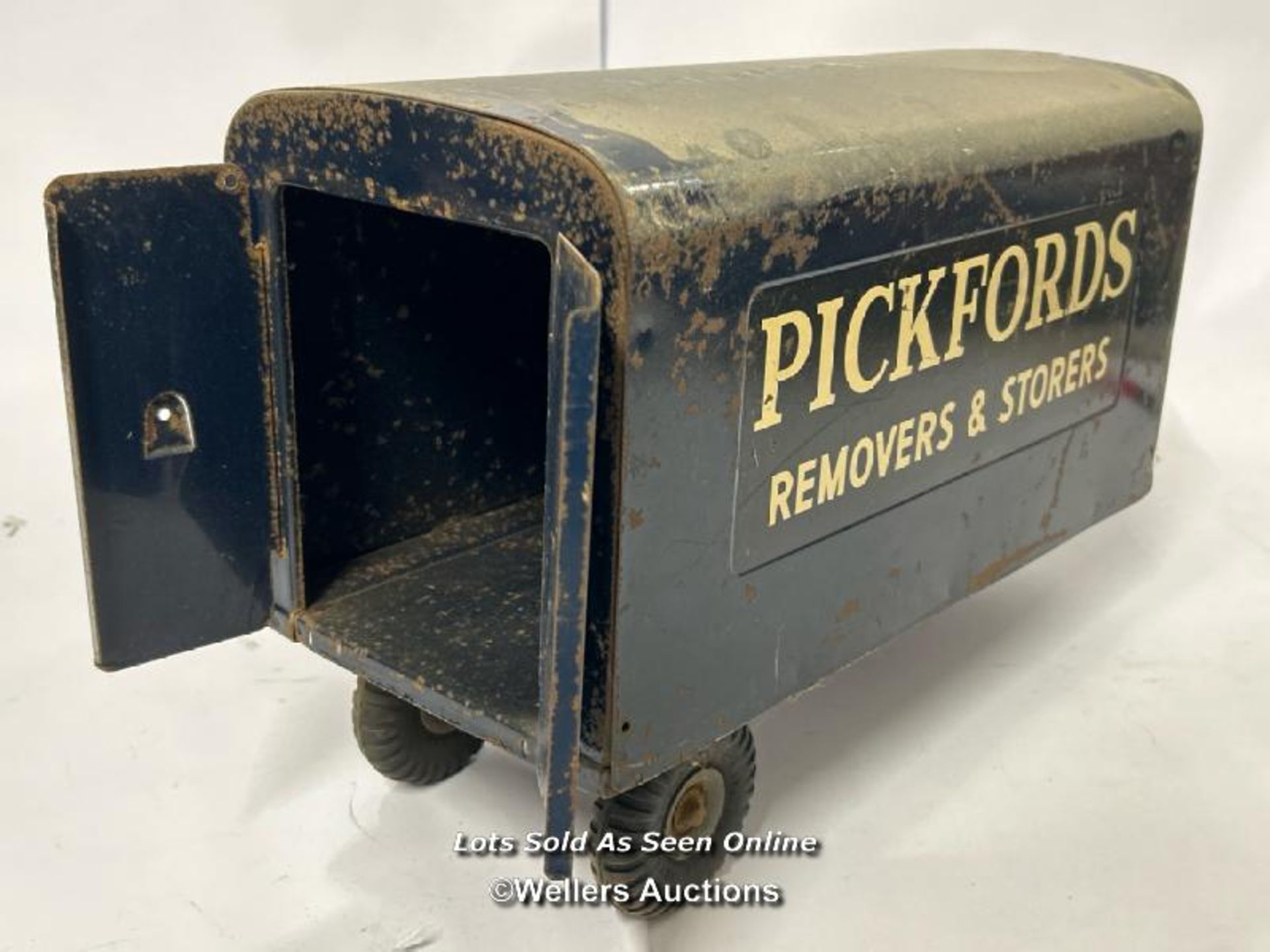 Vintage metal Pickford's Removals trailer model and wooden Robyn promotional truck model / AN10 - Image 3 of 4