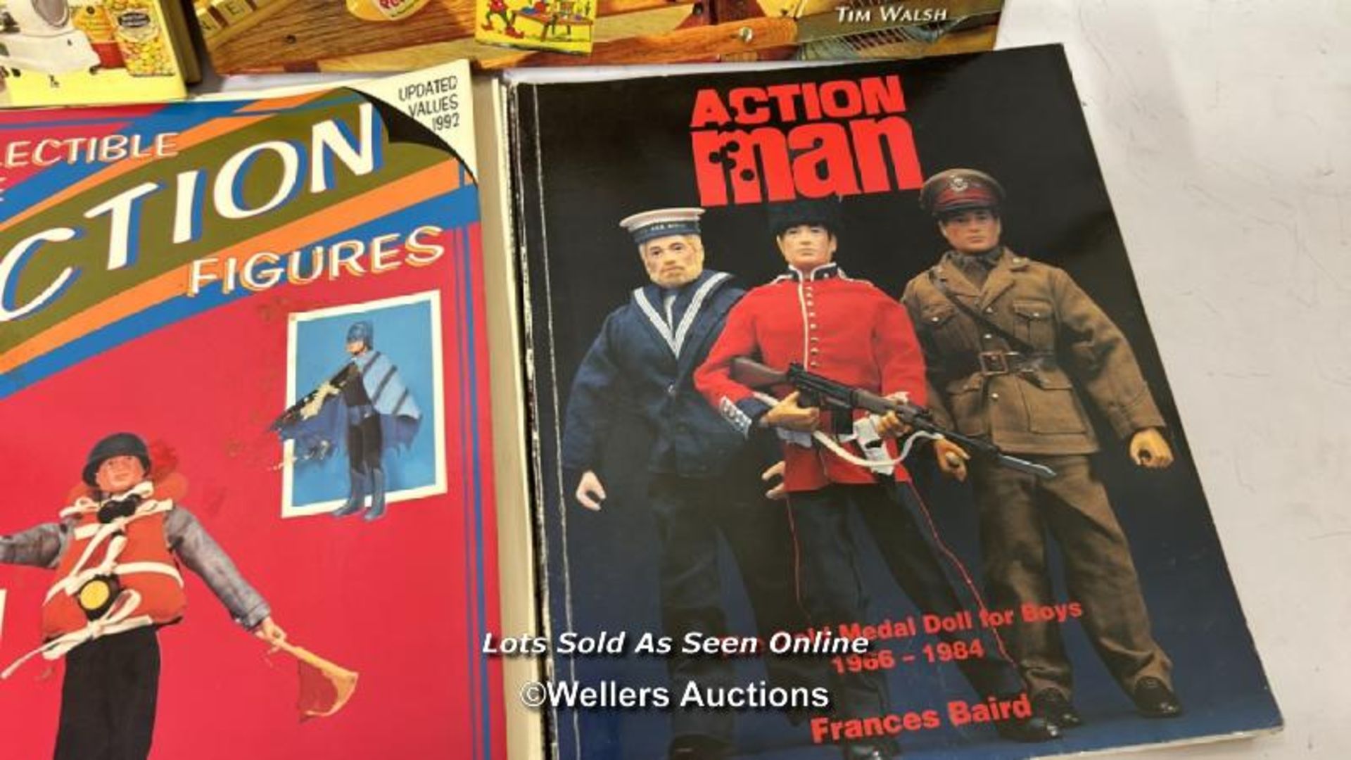 Fourteen assorted collecting books and magazines including Action Man, Barbie and Vintage Toys / - Image 4 of 10