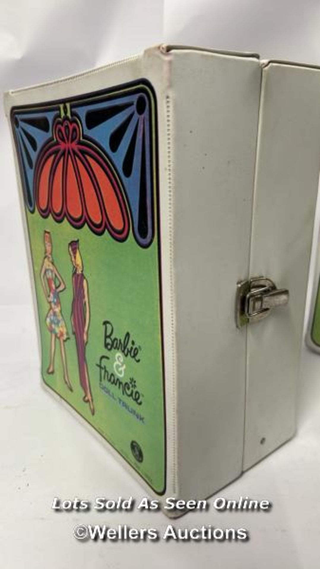 Two vintage 1960's Barbie & Francie vinyle doll trunks, with six vintage Barbie and Francie dolls, - Image 20 of 21