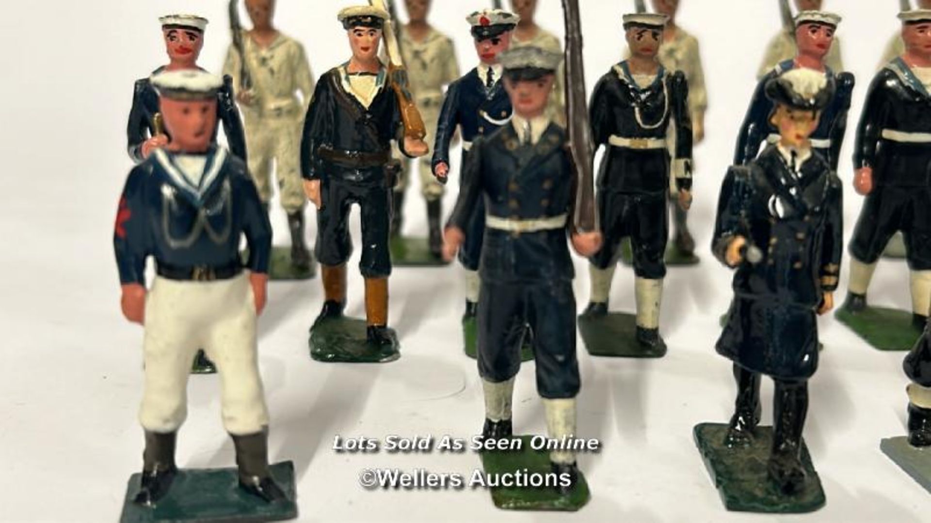 Thirty two assorted Britain's lead figures in Navy uniform / AN5 - Image 5 of 9